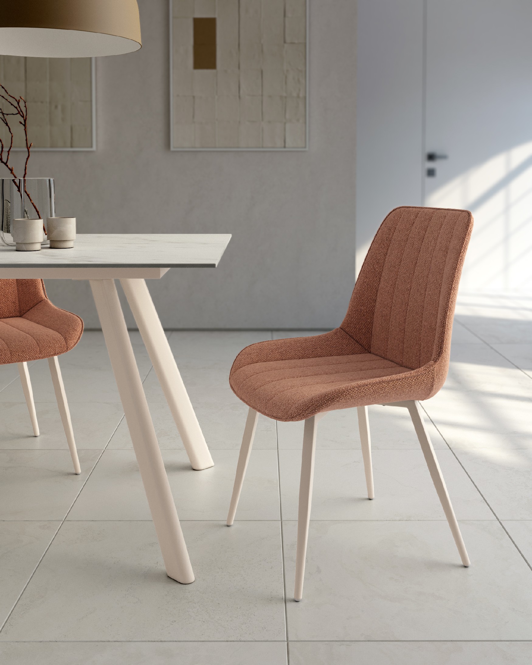 Silla Helsinki con tapizado salmón y patas metálicas marfil