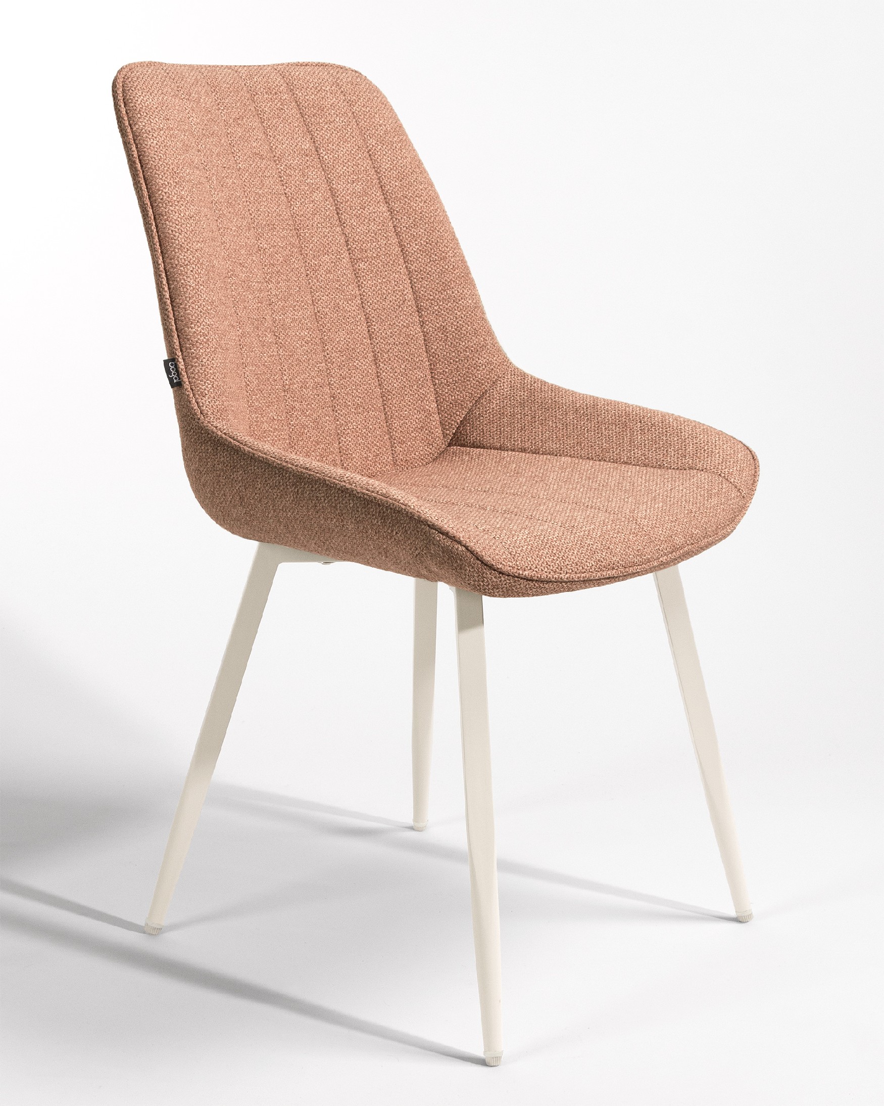 Silla Helsinki con tapizado salmón y patas metálicas marfil