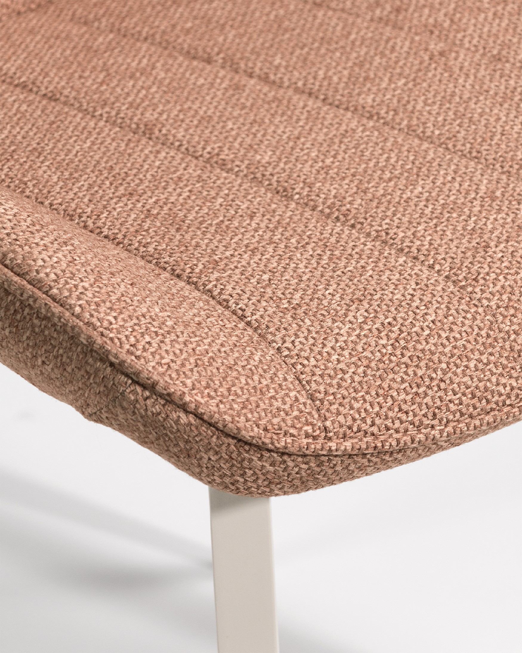 Silla Helsinki con tapizado salmón y patas metálicas marfil