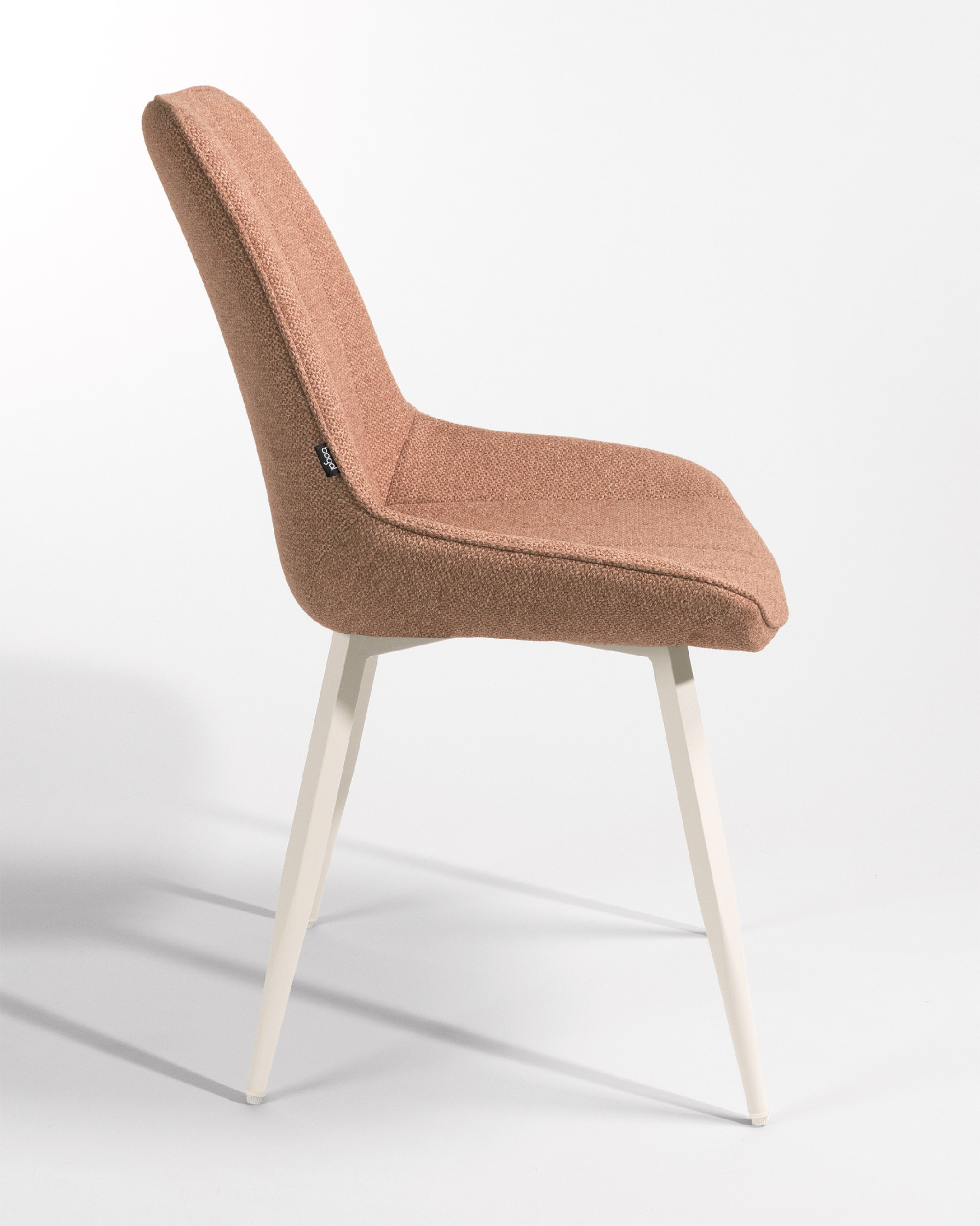 Silla Helsinki con tapizado salmón y patas metálicas marfil