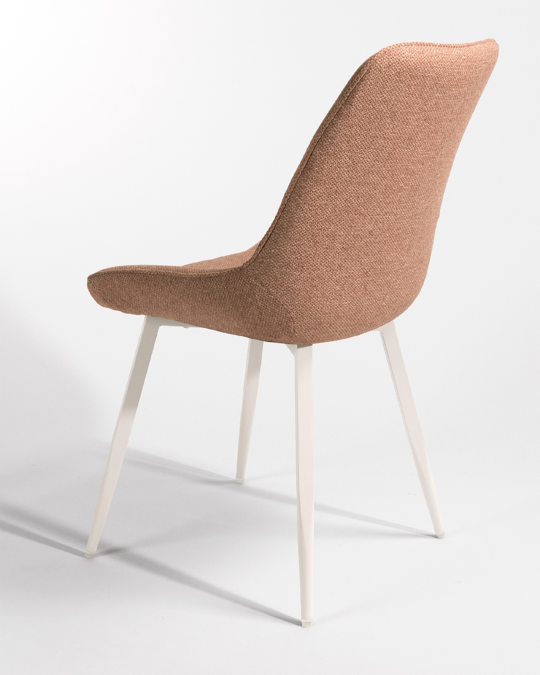 Silla Helsinki con tapizado salmón y patas metálicas marfil