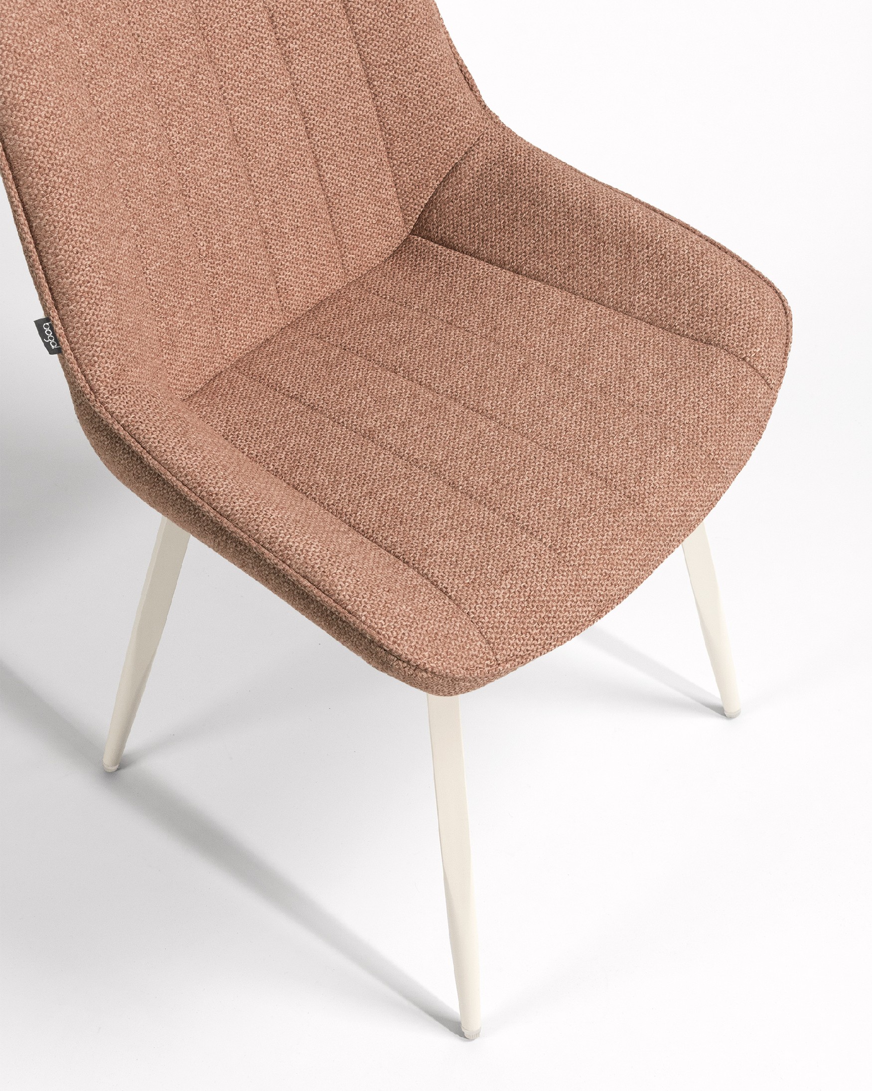 Silla Helsinki con tapizado salmón y patas metálicas marfil