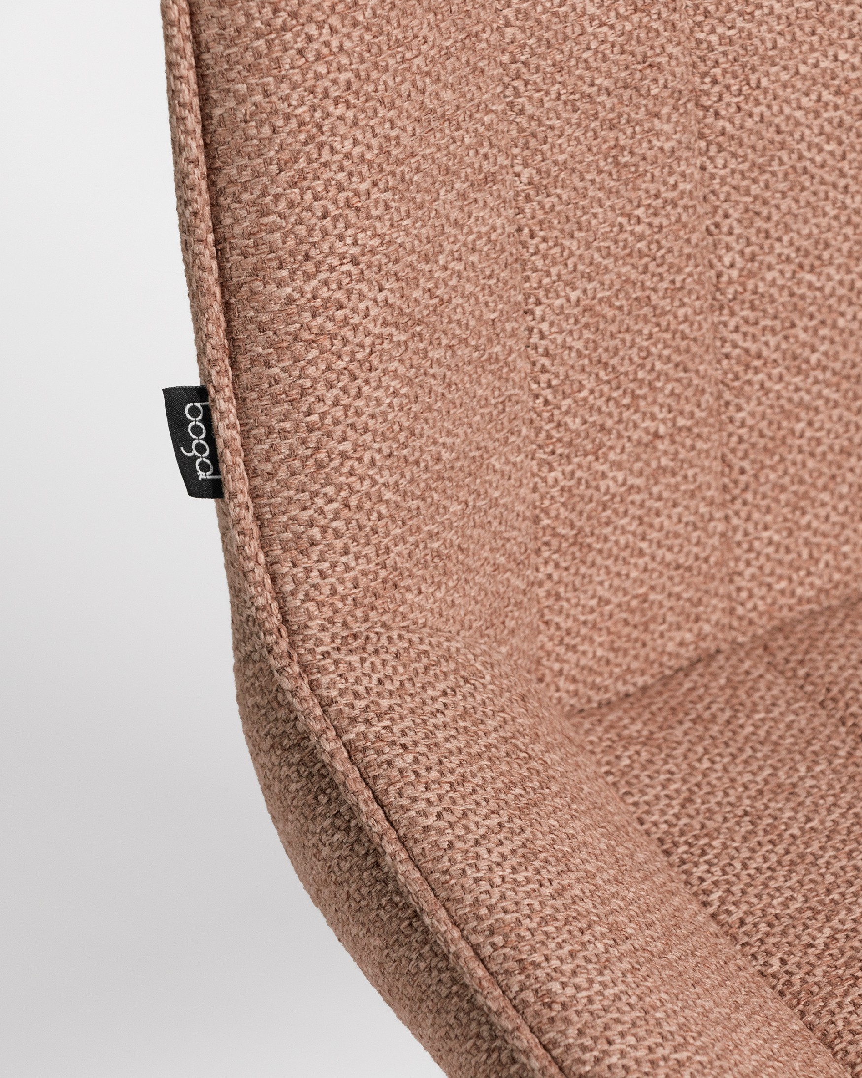 Silla Helsinki con tapizado salmón y patas metálicas marfil
