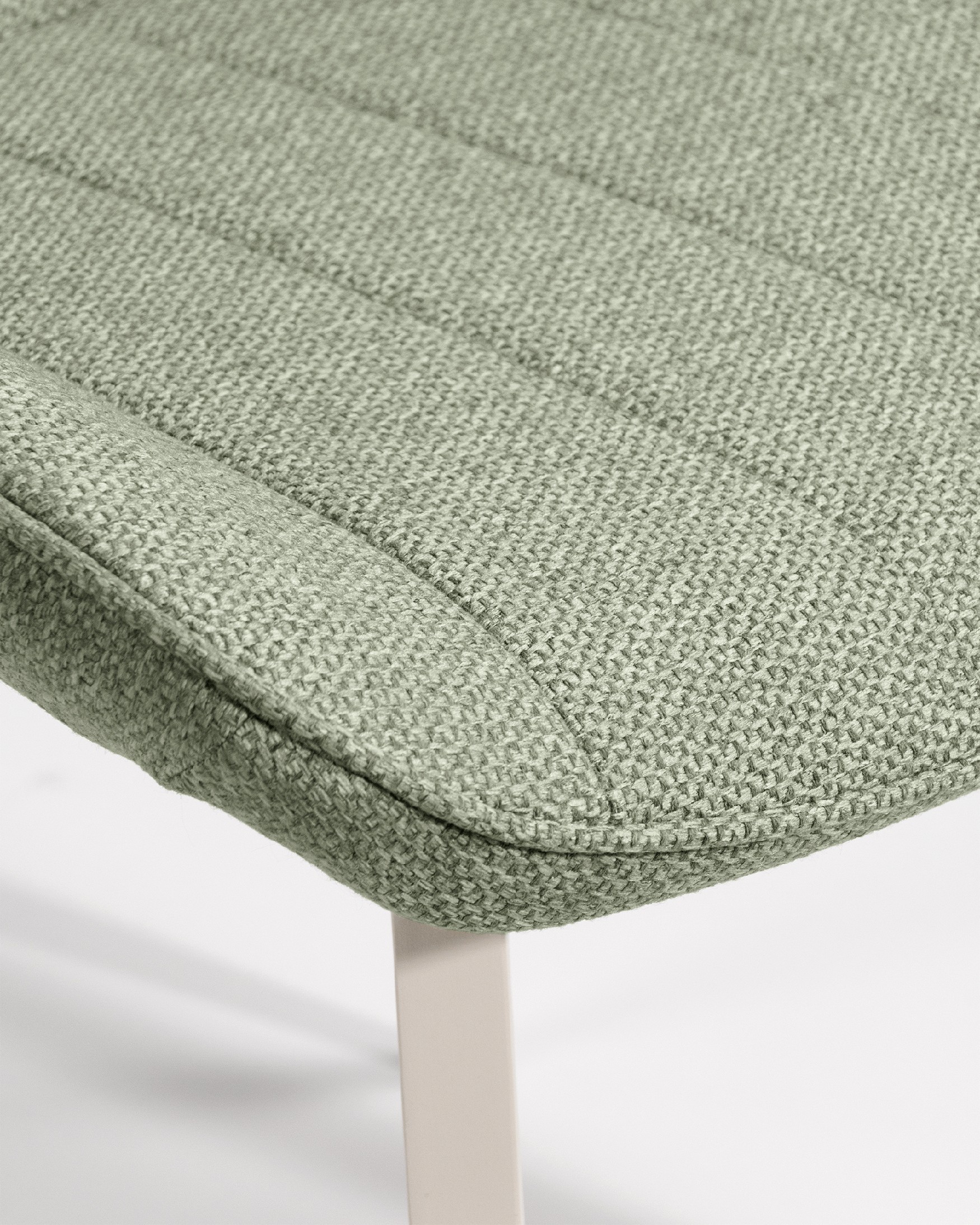 Chaise Helsinki avec un revêtement vert et des pieds métalliques ivoire