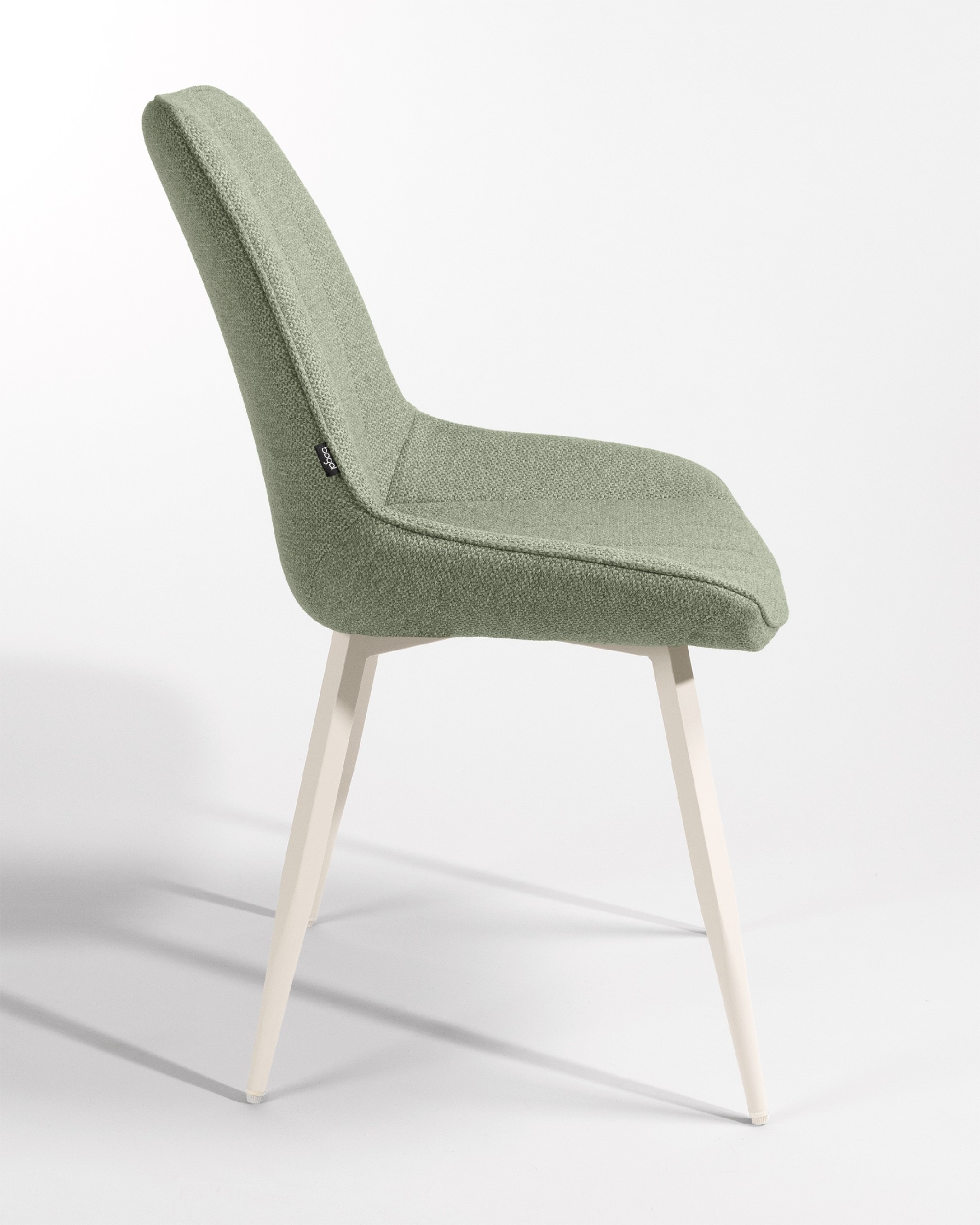 Chaise Helsinki avec un revêtement vert et des pieds métalliques ivoire