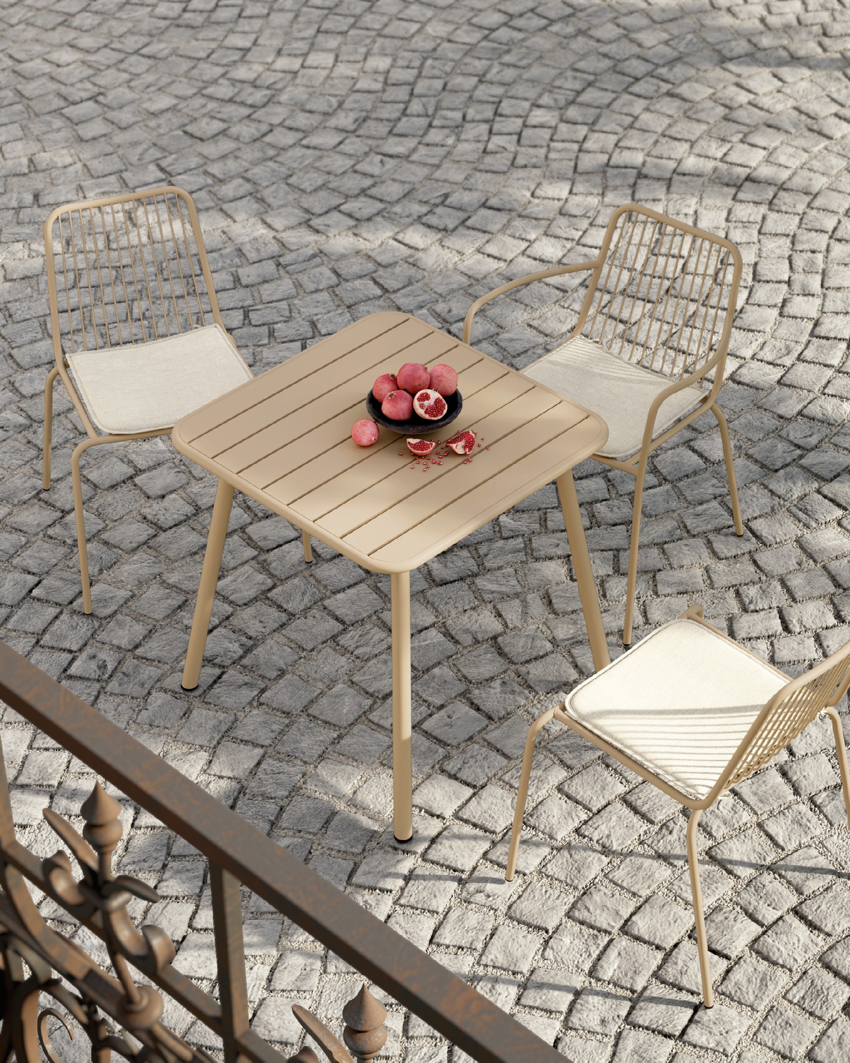Table Honolulu d'extérieur en métal couleur sable 70 x 70 cm