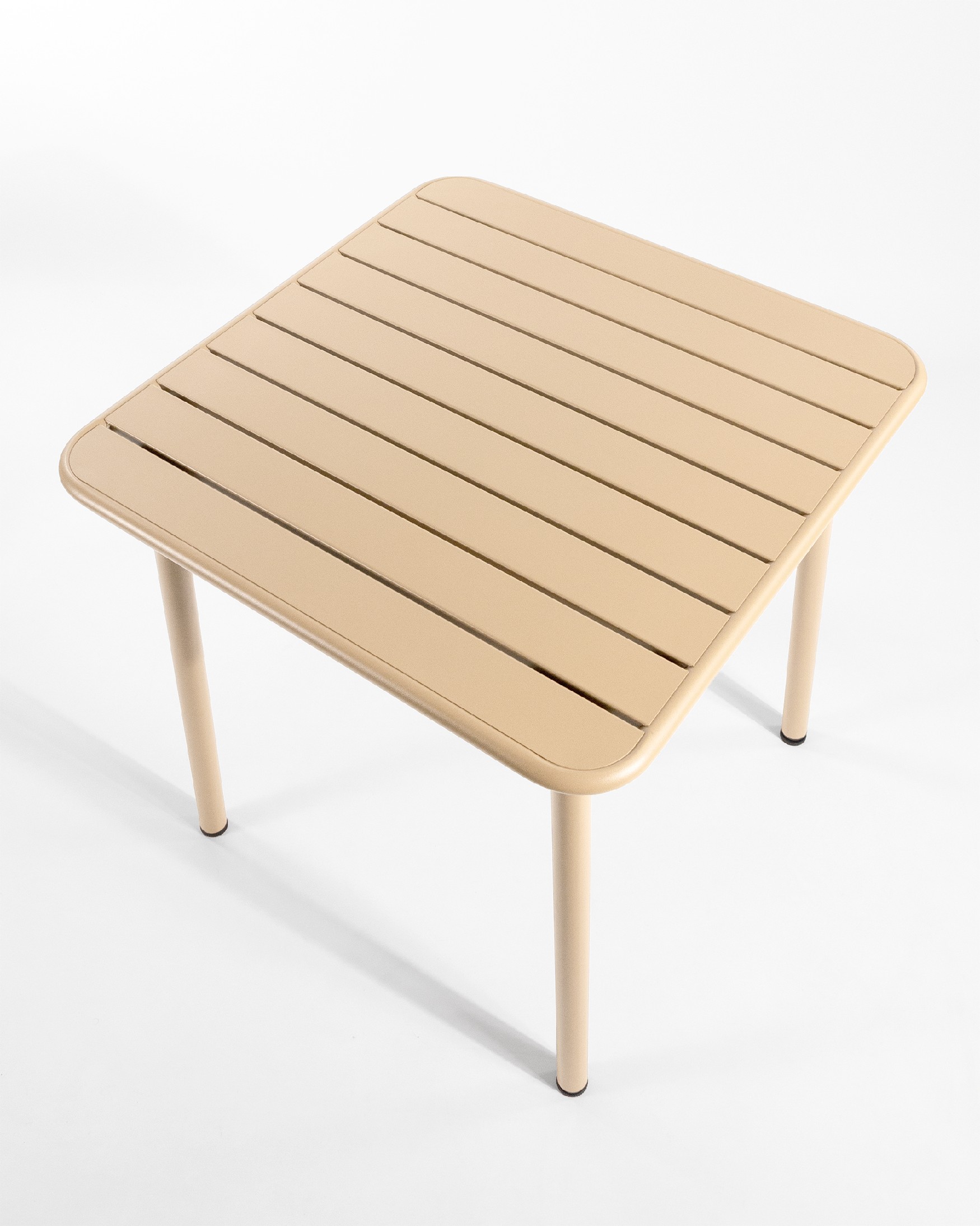Table Honolulu d'extérieur en métal couleur sable 70 x 70 cm