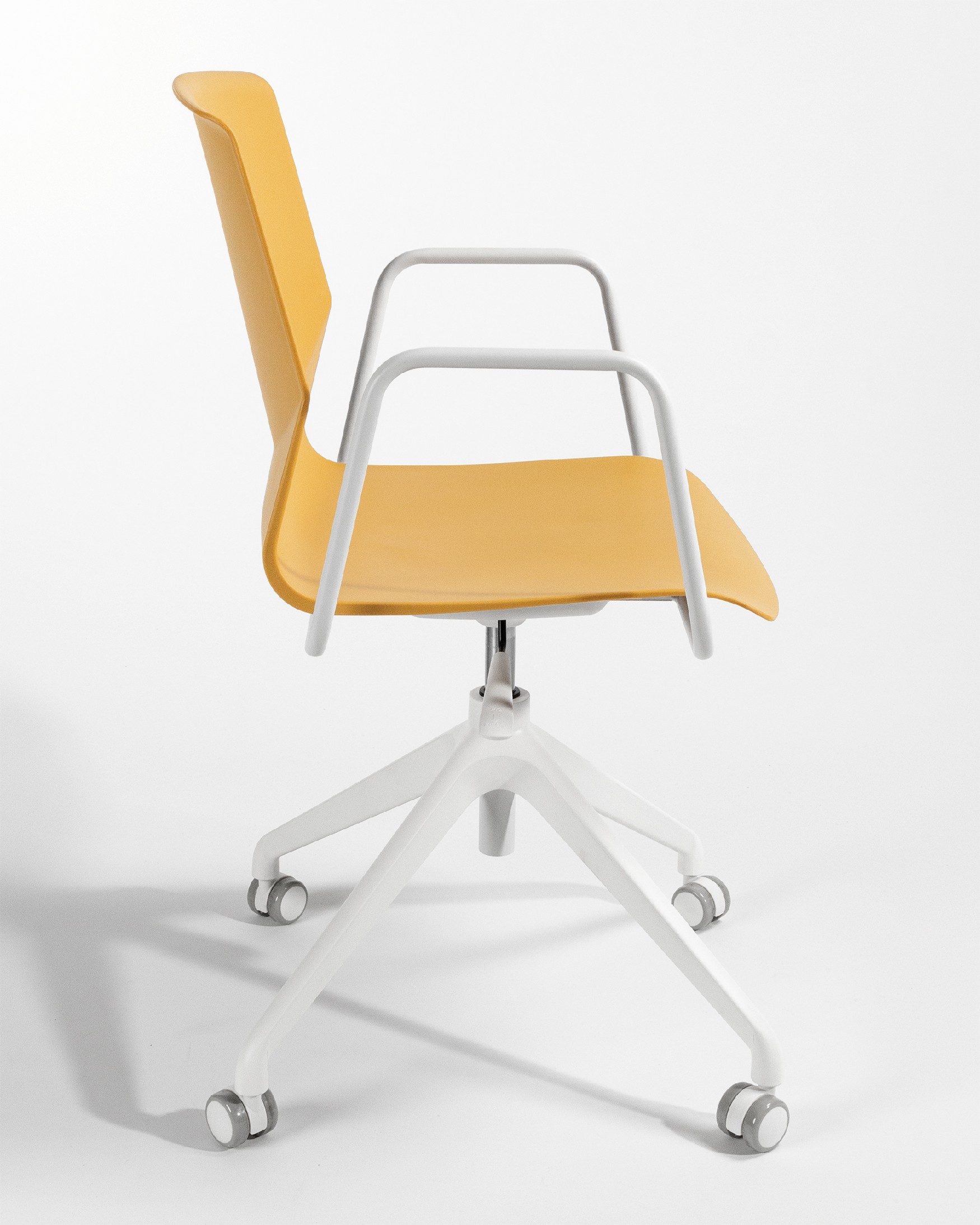 Silla de escritorio  Houston de polipropileno mostaza y patas blancas