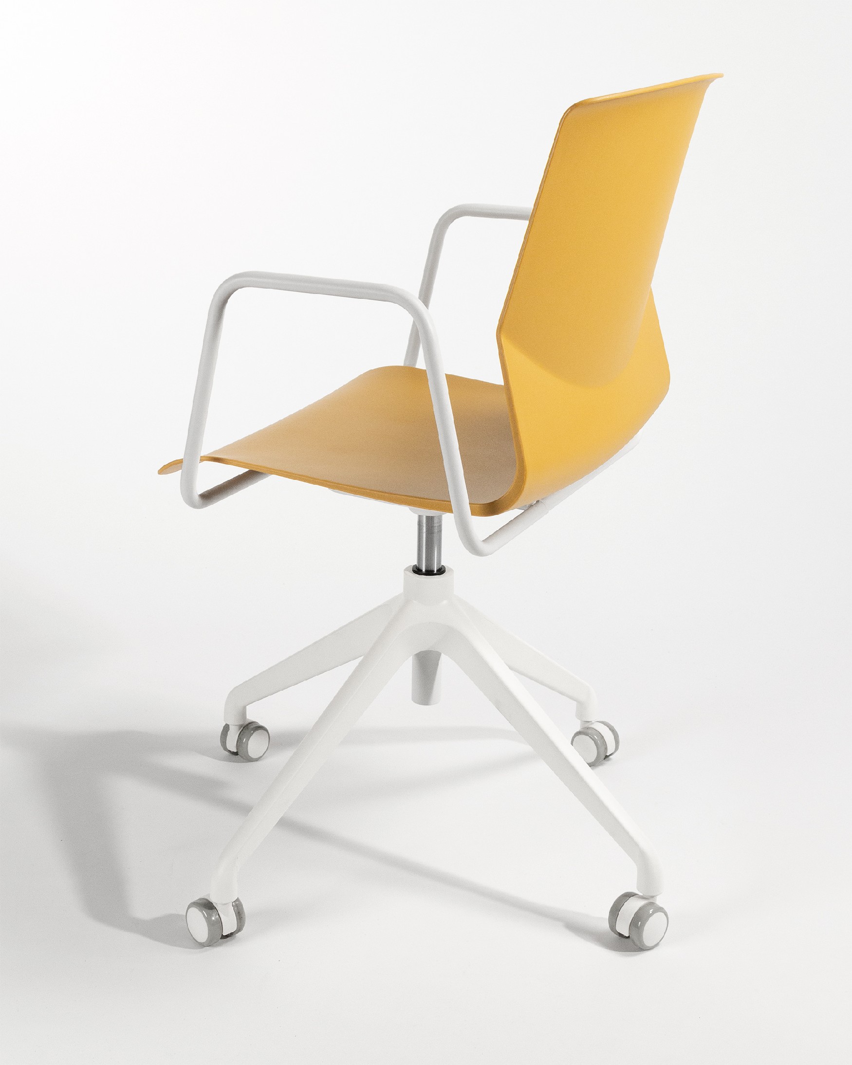 Silla de escritorio  Houston de polipropileno mostaza y patas blancas