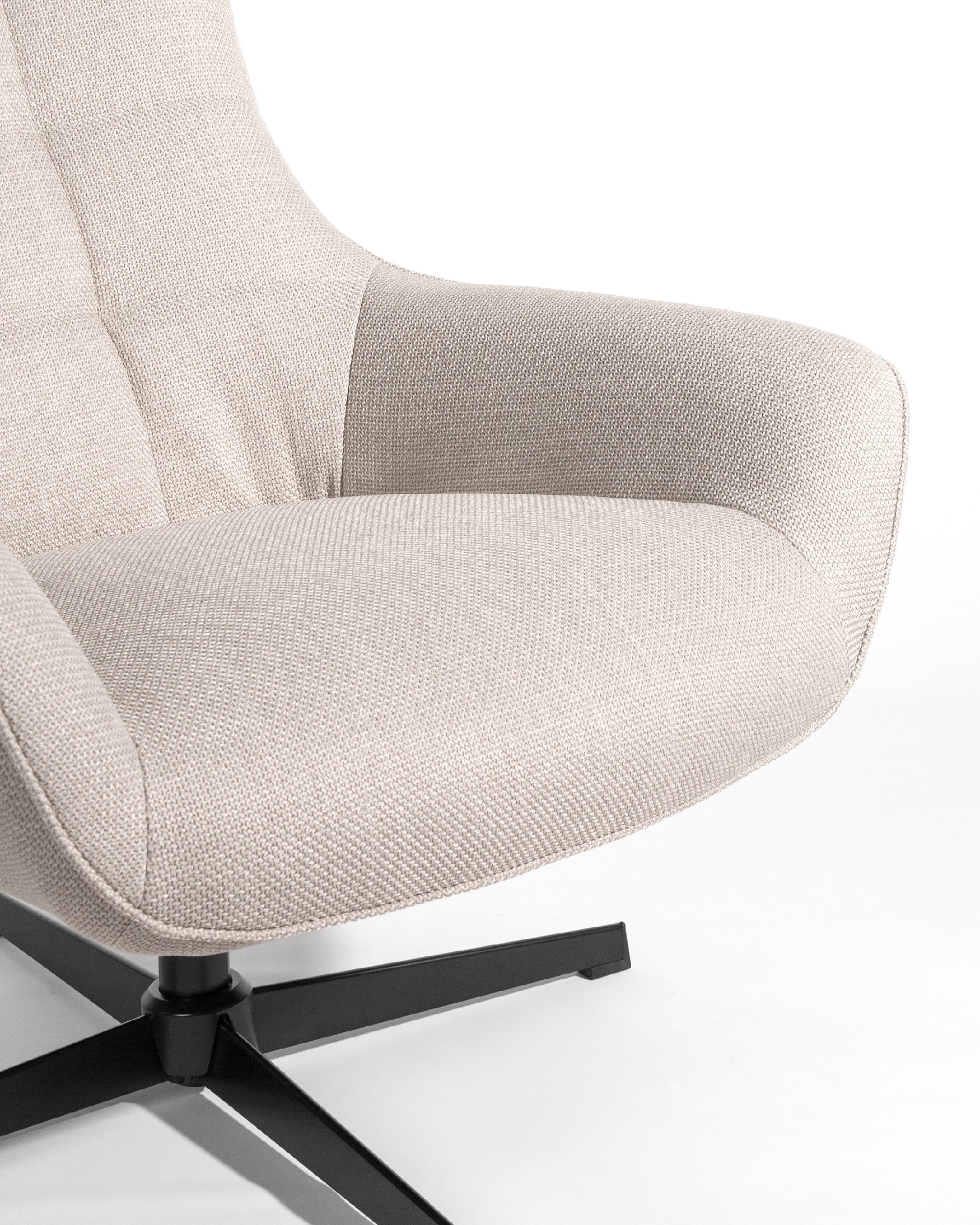 Fauteuil pivotant Iris avec rembourrage perle et pieds en métal noir