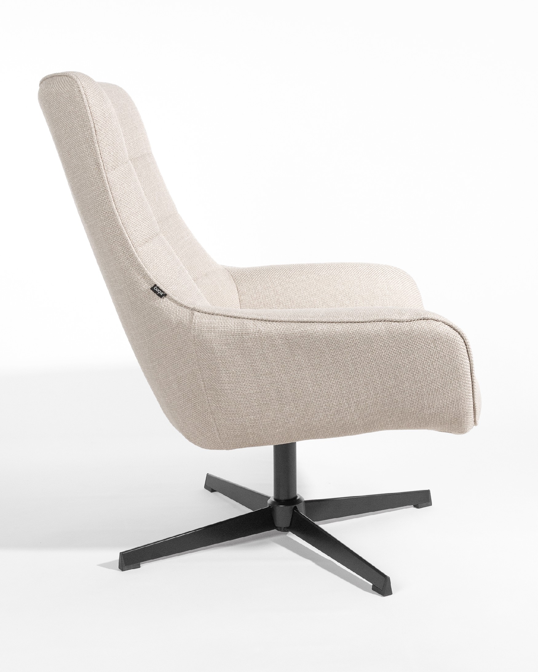 Fauteuil pivotant Iris avec rembourrage perle et pieds en métal noir