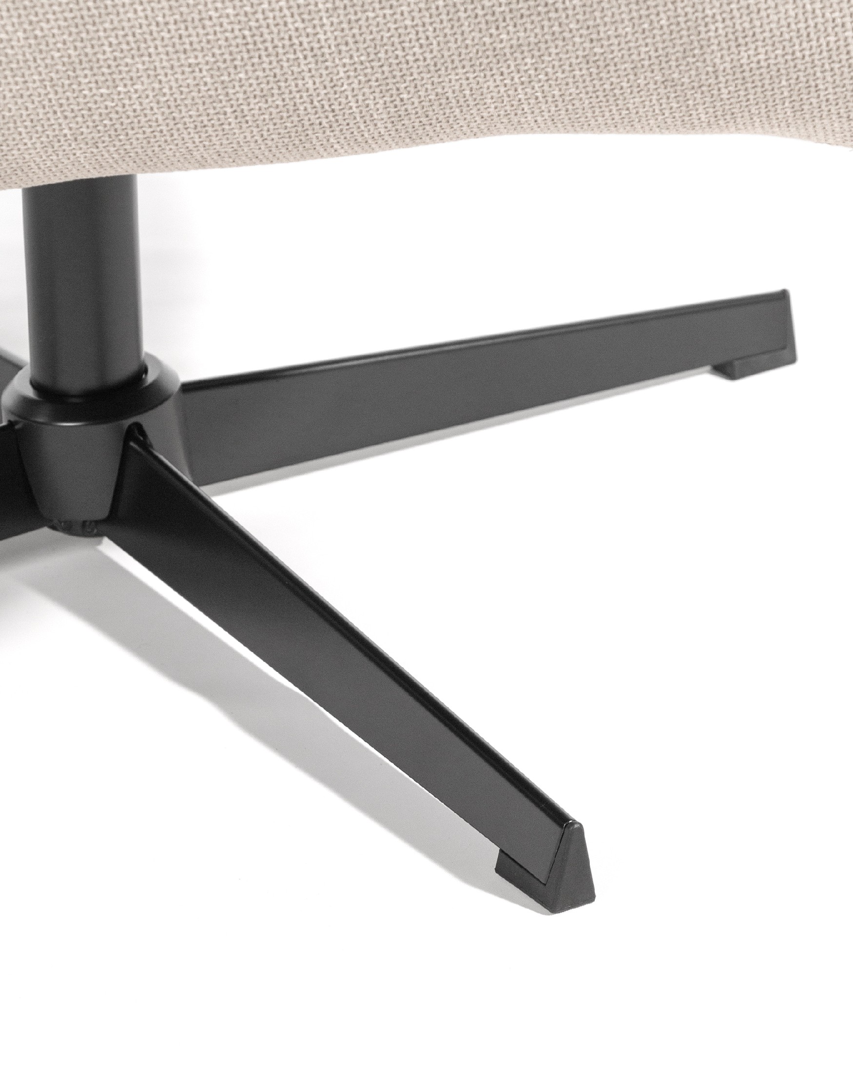 Fauteuil pivotant Iris avec rembourrage perle et pieds en métal noir