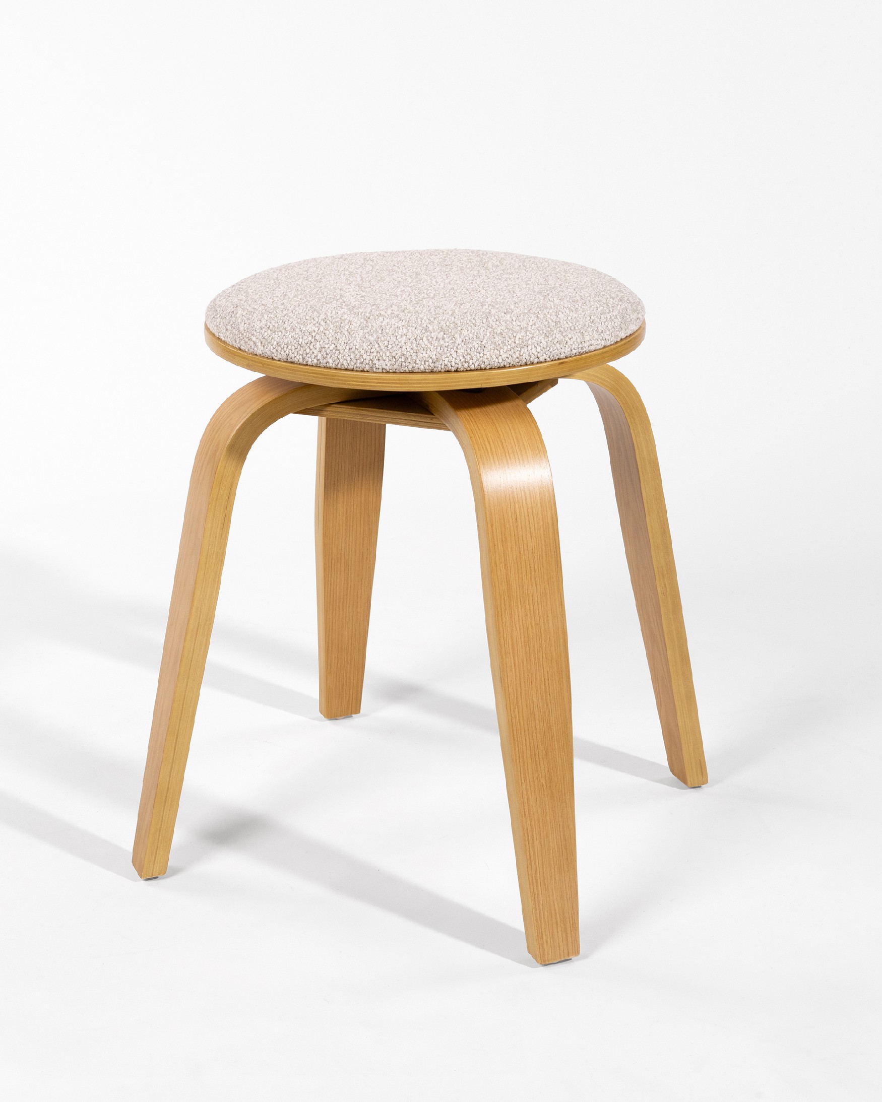 Tabouret bas Jaco en bois pivotant Jaco avec tapisserie sable