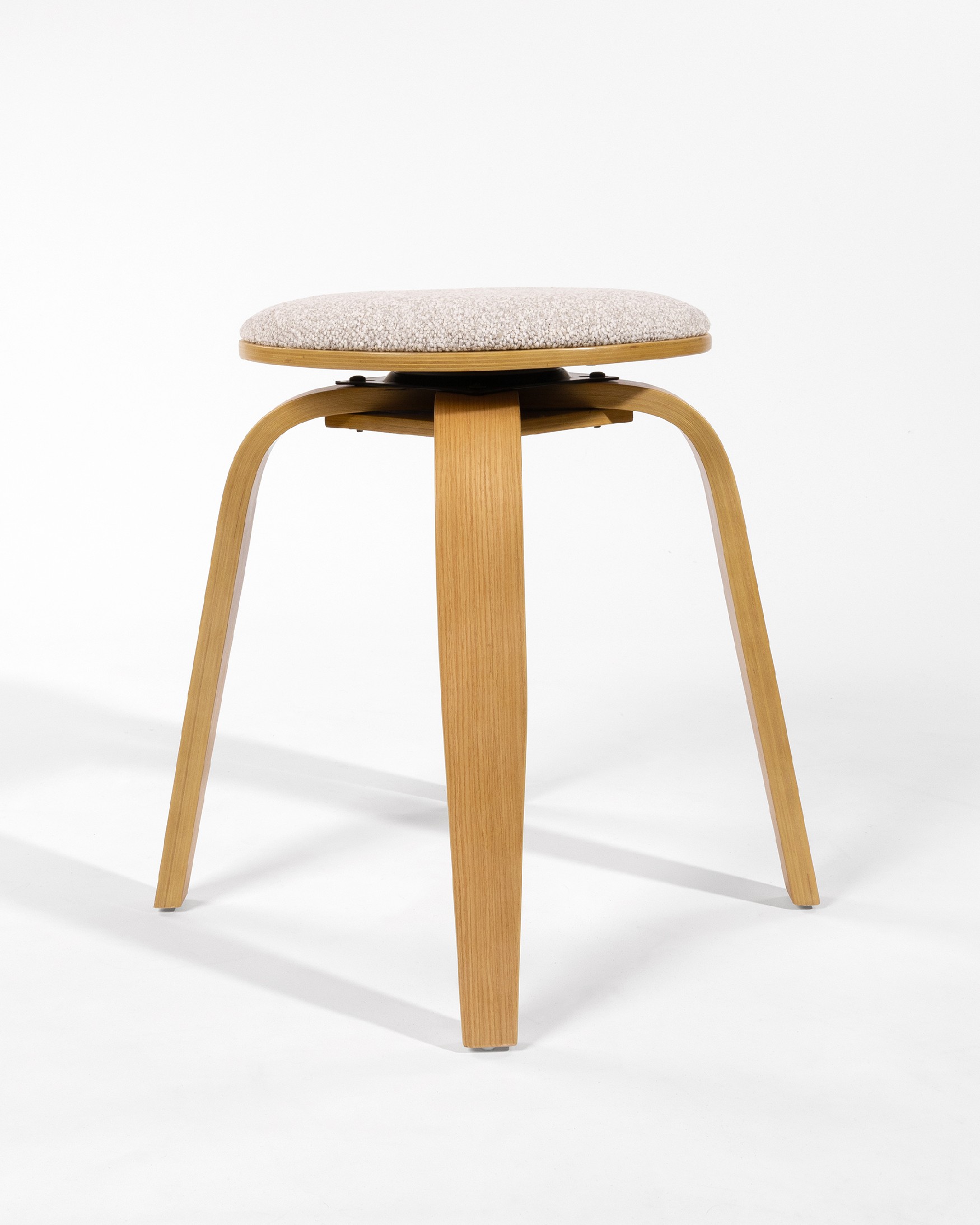 Tabouret bas Jaco en bois pivotant Jaco avec tapisserie sable