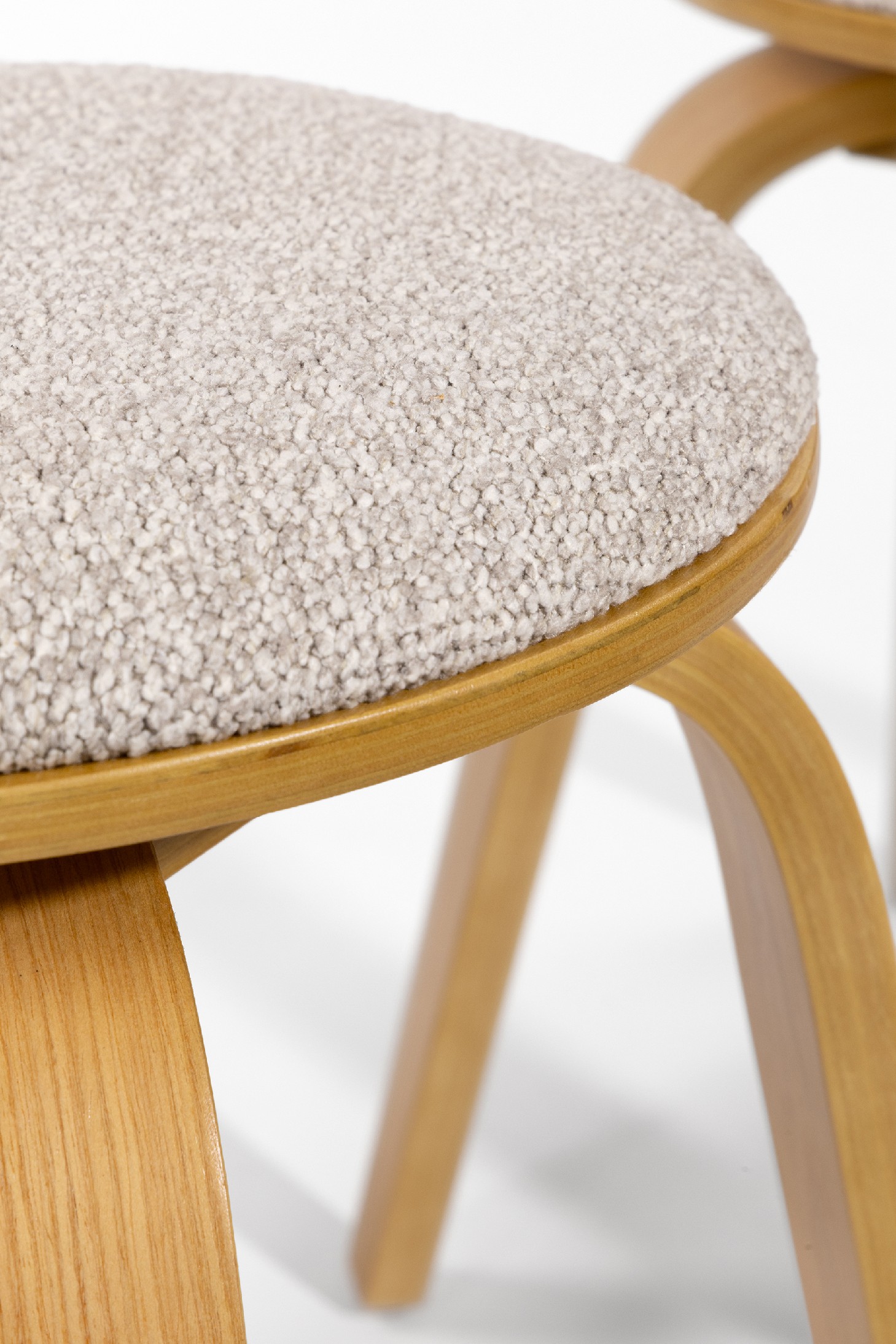 Tabouret bas Jaco en bois pivotant Jaco avec tapisserie sable