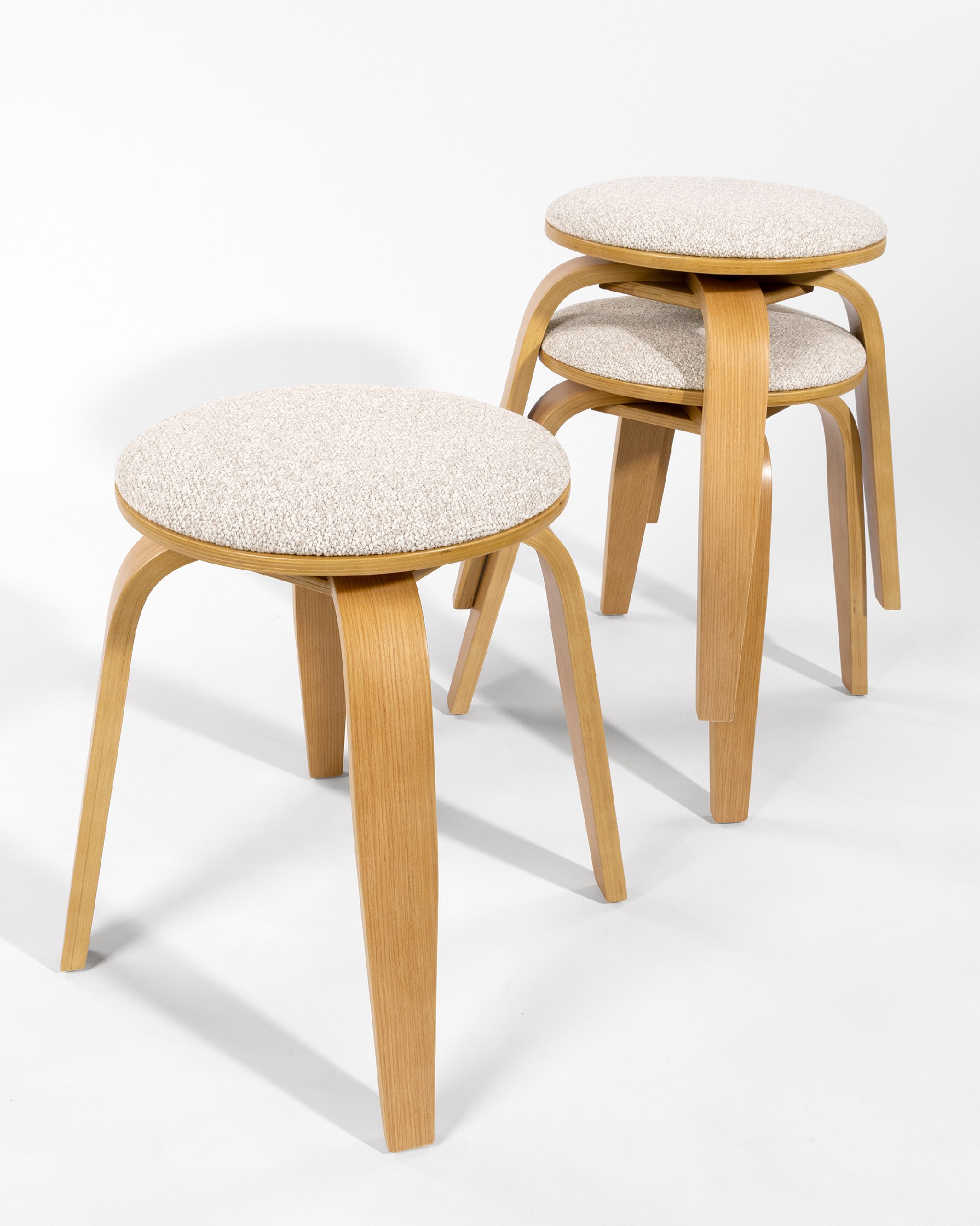 Tabouret bas Jaco en bois pivotant Jaco avec tapisserie sable