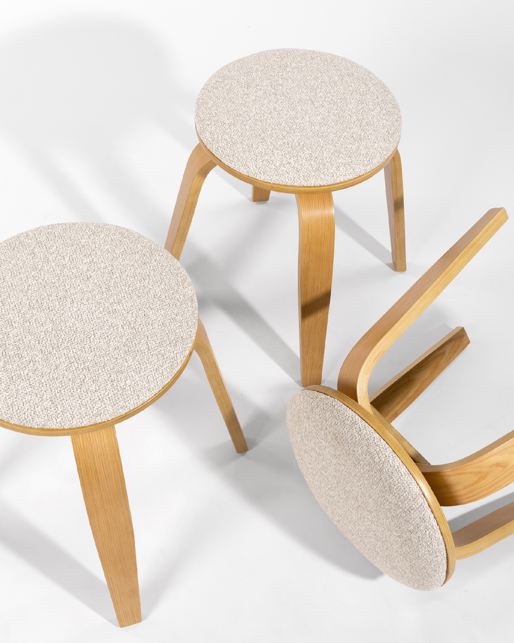 Tabouret bas Jaco en bois pivotant Jaco avec tapisserie sable