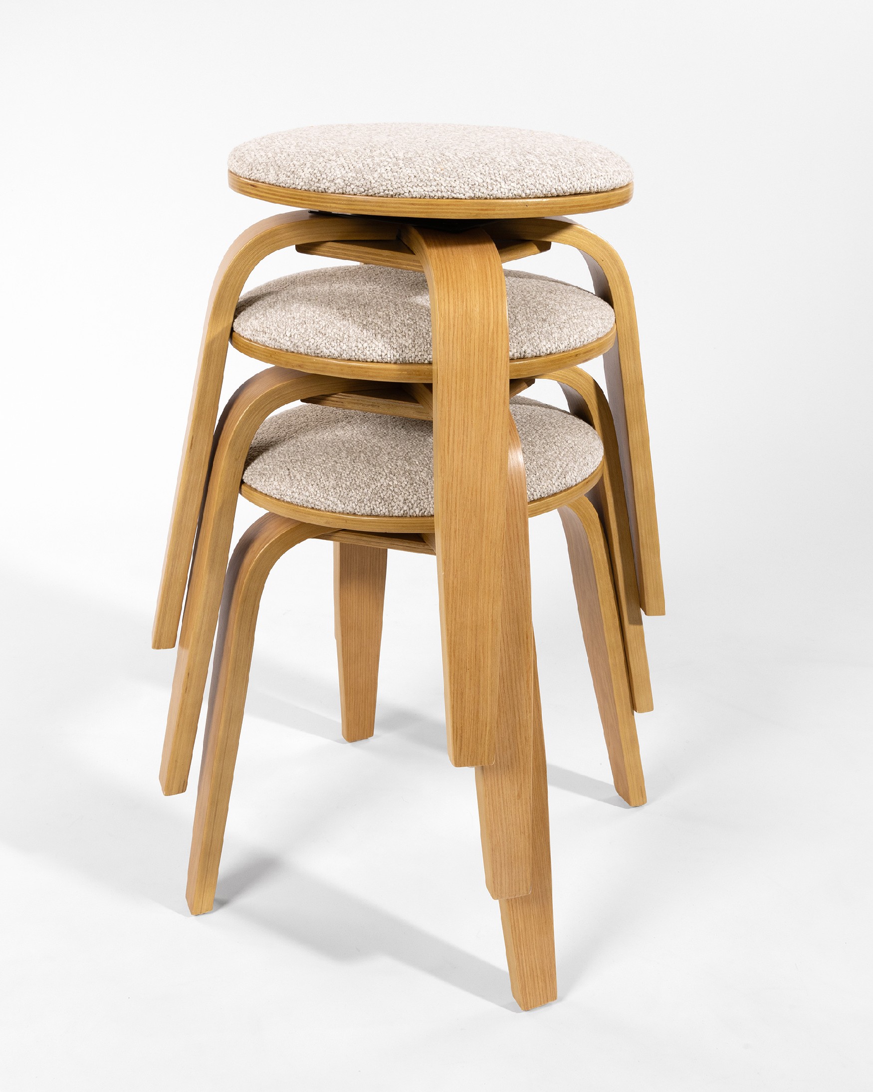 Tabouret bas Jaco en bois pivotant Jaco avec tapisserie sable