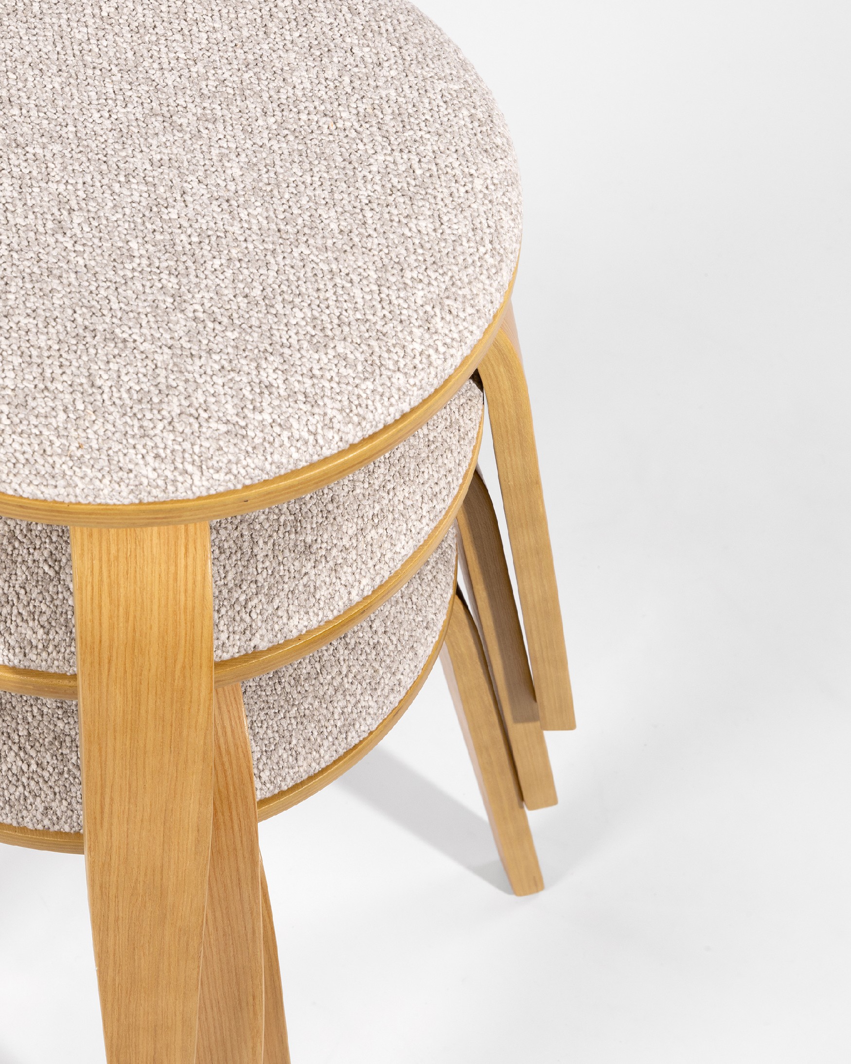 Tabouret bas Jaco en bois pivotant Jaco avec tapisserie sable