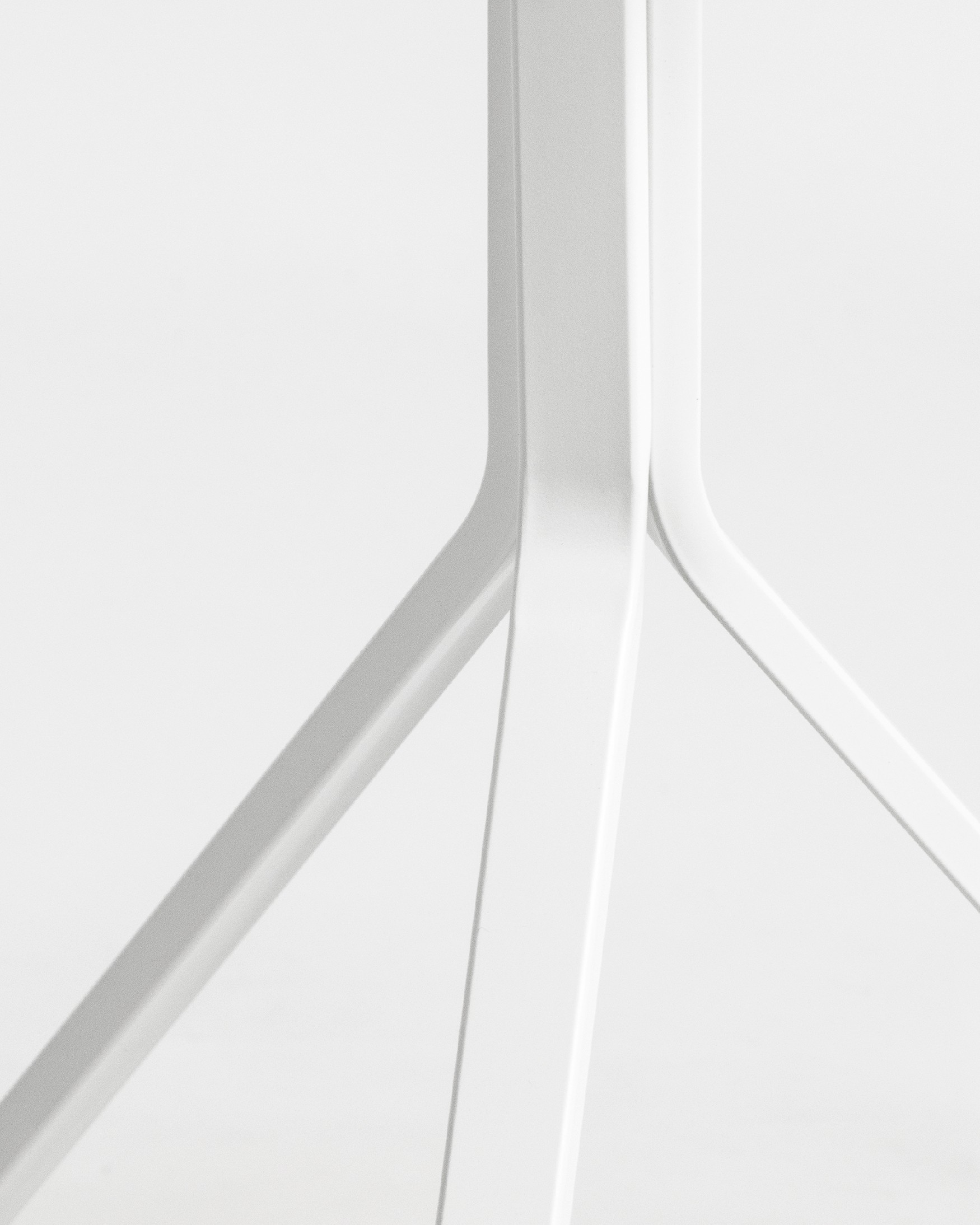 Table Jonico rond à l'extérieur avec plateau en polypropylène et pieds en métal blanc Ø 70 cm