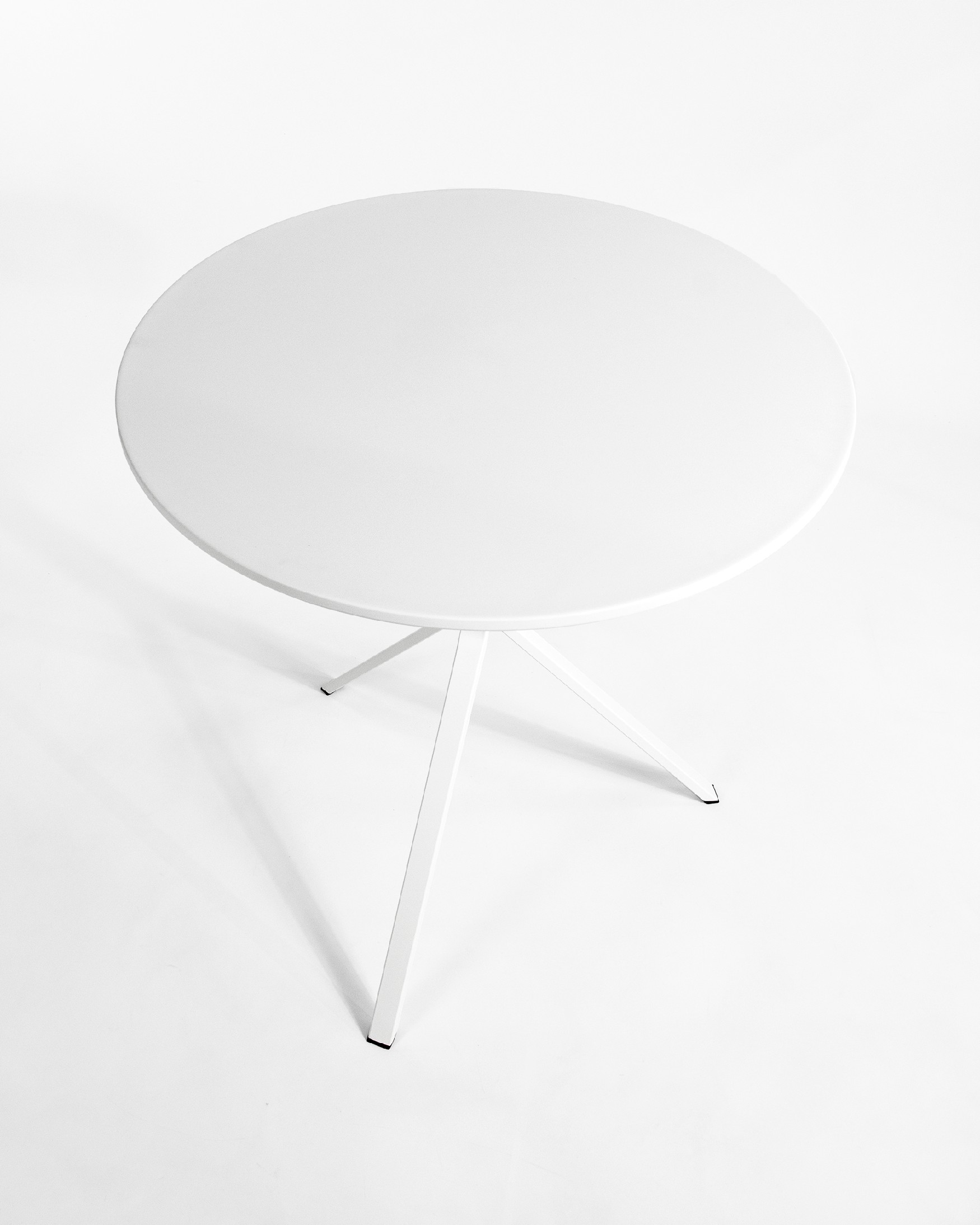 Table Jonico rond à l'extérieur avec plateau en polypropylène et pieds en métal blanc Ø 70 cm