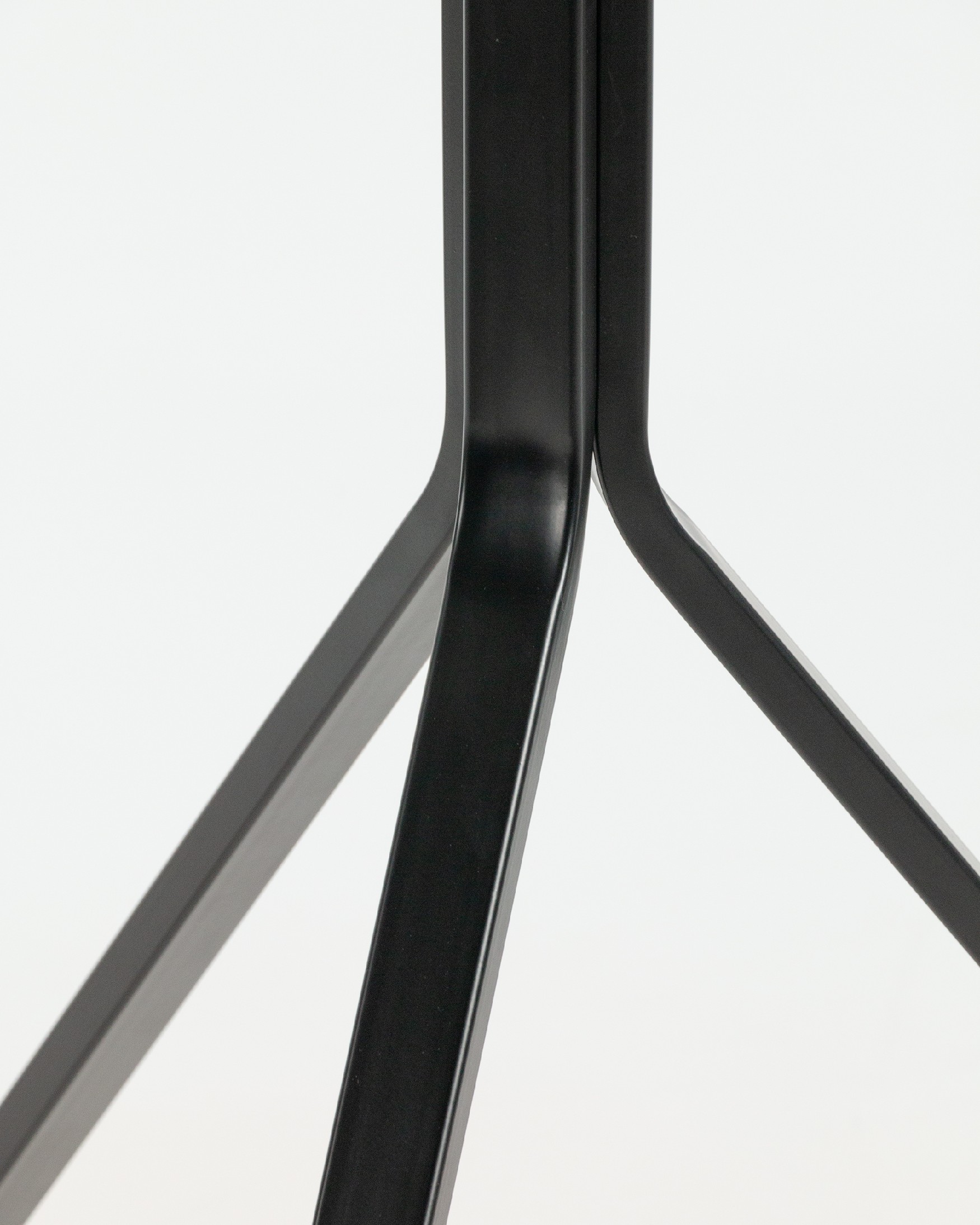 Round Jonico outdoor table with polypropylene top and graphite metal legs Ø 70 cm