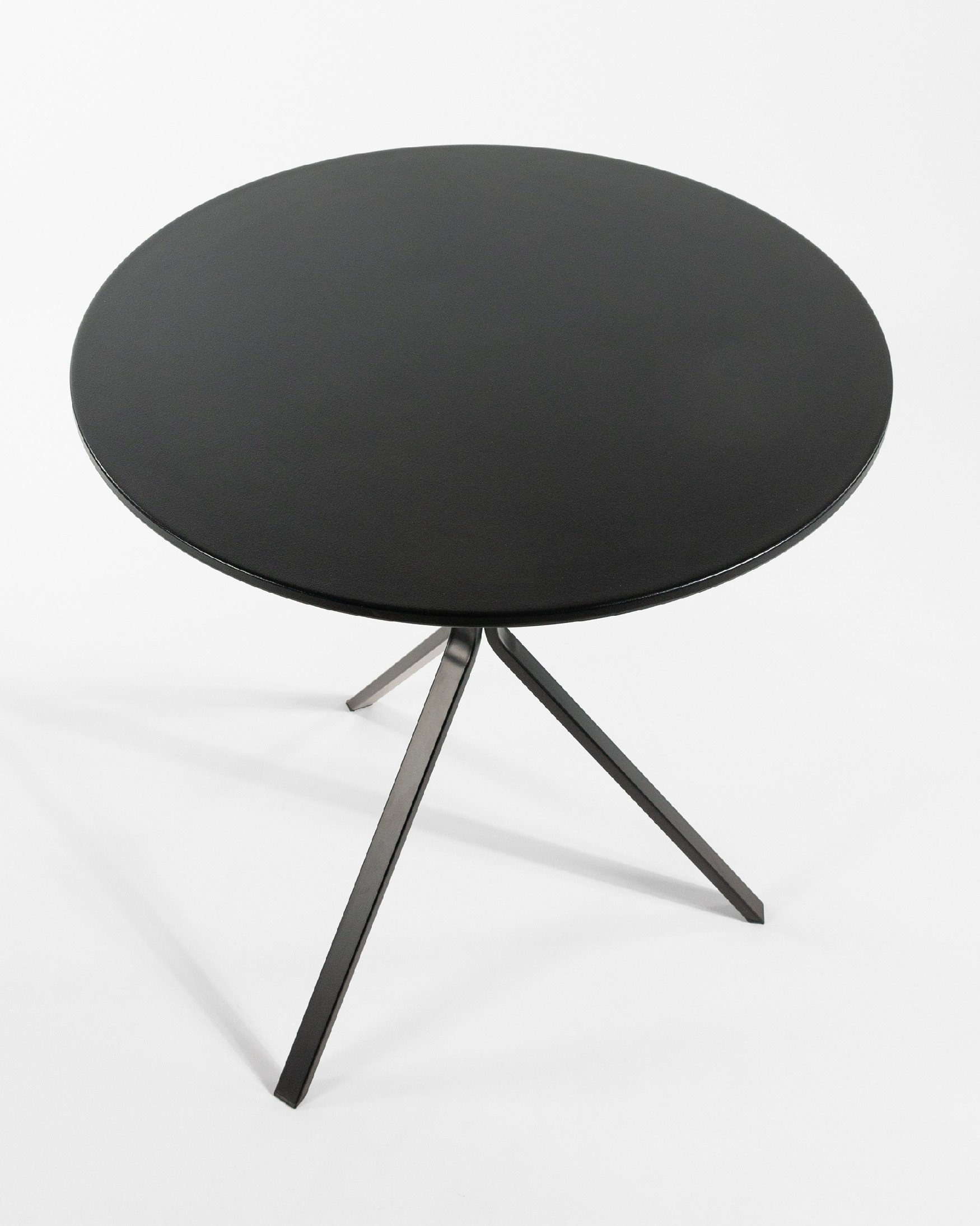 Round Jonico outdoor table with polypropylene top and graphite metal legs Ø 70 cm