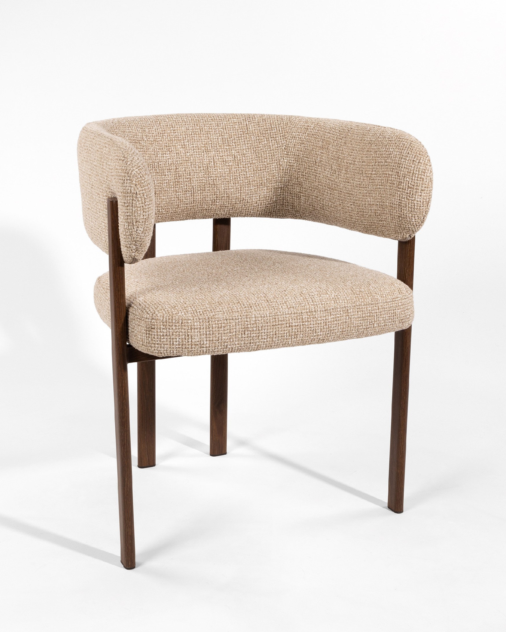 Chaise Kai avec dossier enveloppant, revêtement noisette et structure métallique avec finition bois
