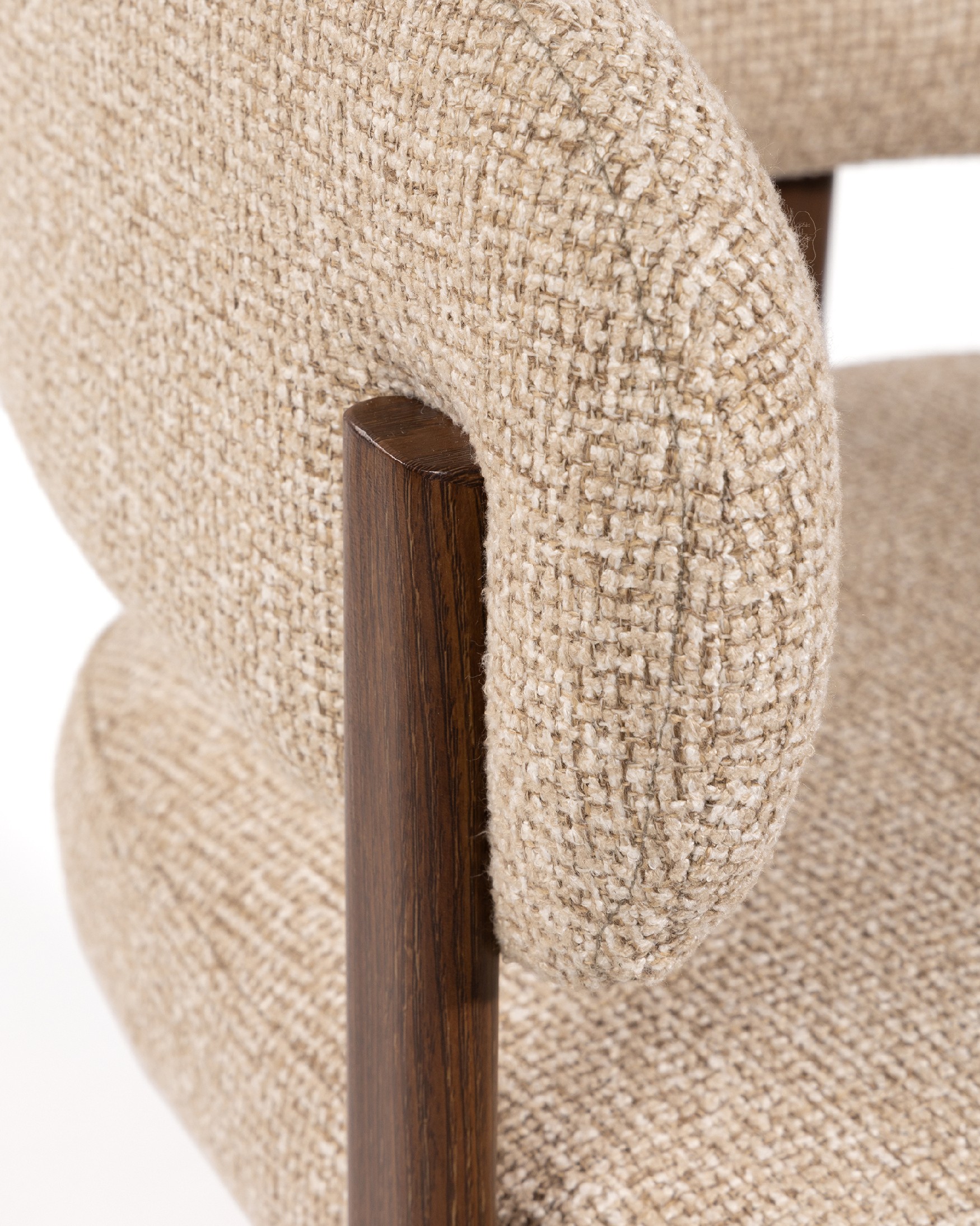 Chaise Kai avec dossier enveloppant, revêtement noisette et structure métallique avec finition bois