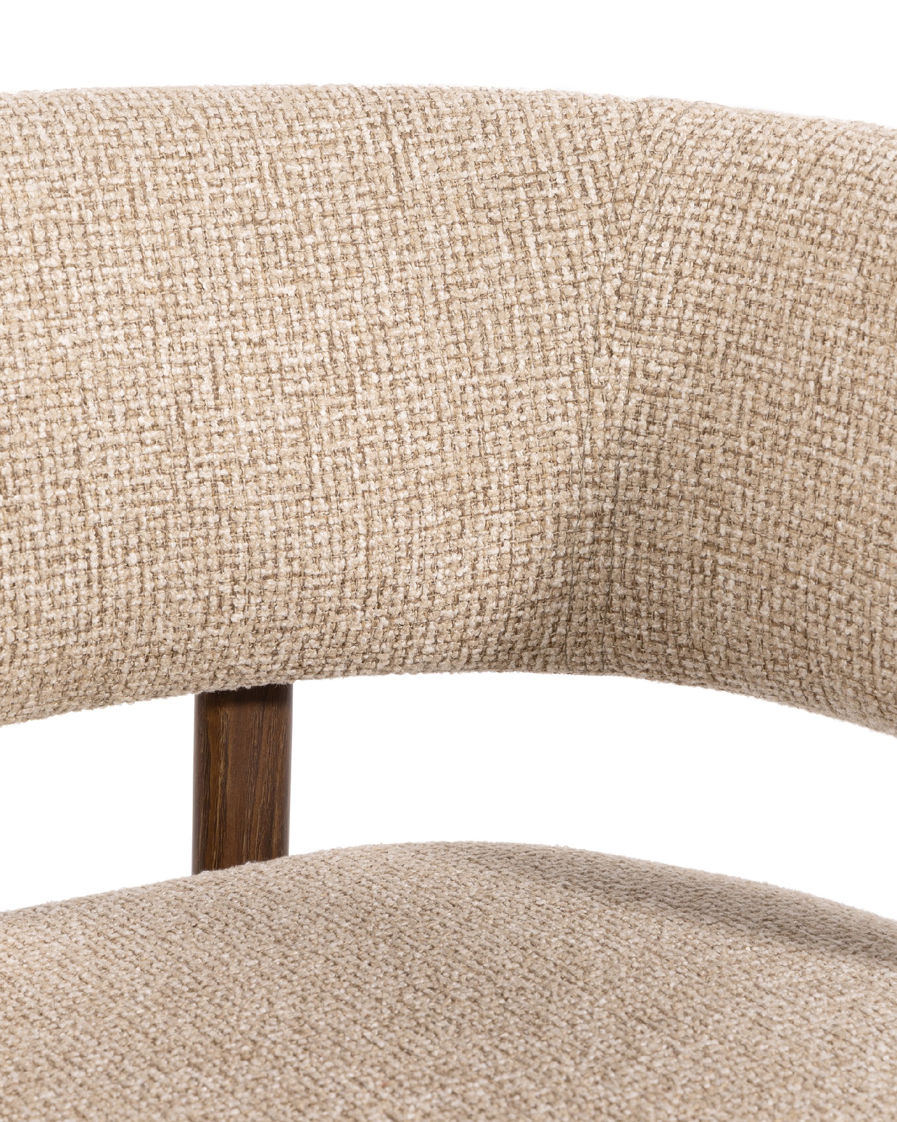Chaise Kai avec dossier enveloppant, revêtement noisette et structure métallique avec finition bois
