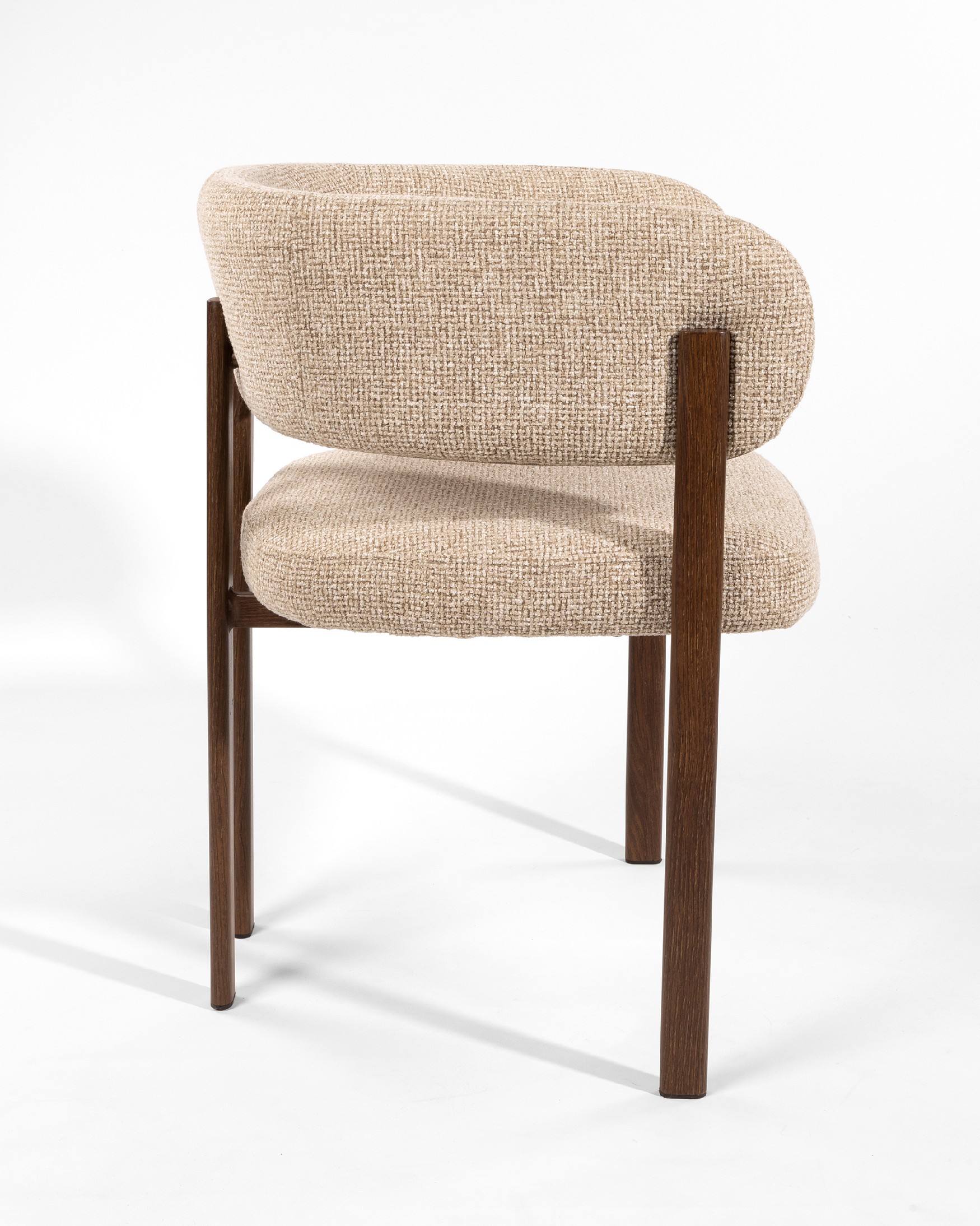 Chaise Kai avec dossier enveloppant, revêtement noisette et structure métallique avec finition bois