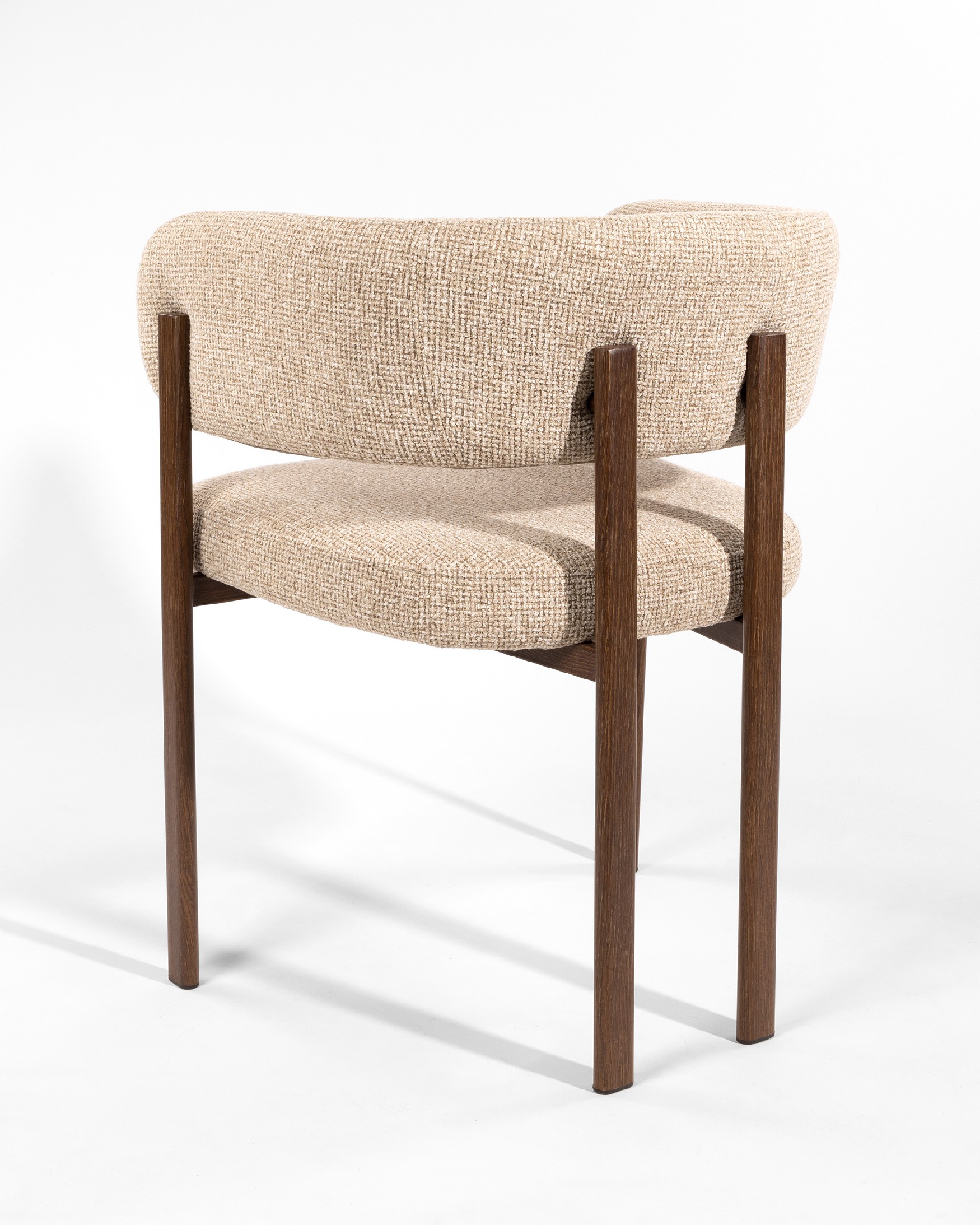 Chaise Kai avec dossier enveloppant, revêtement noisette et structure métallique avec finition bois
