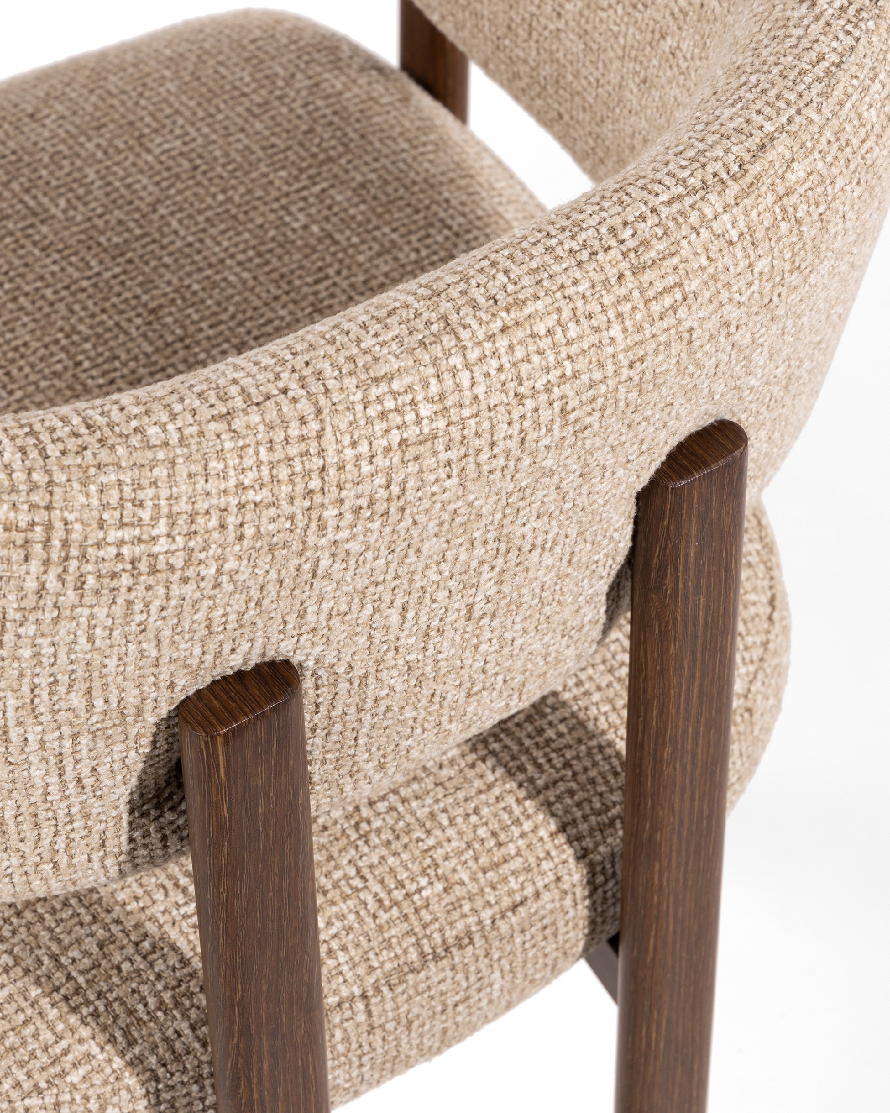 Chaise Kai avec dossier enveloppant, revêtement noisette et structure métallique avec finition bois
