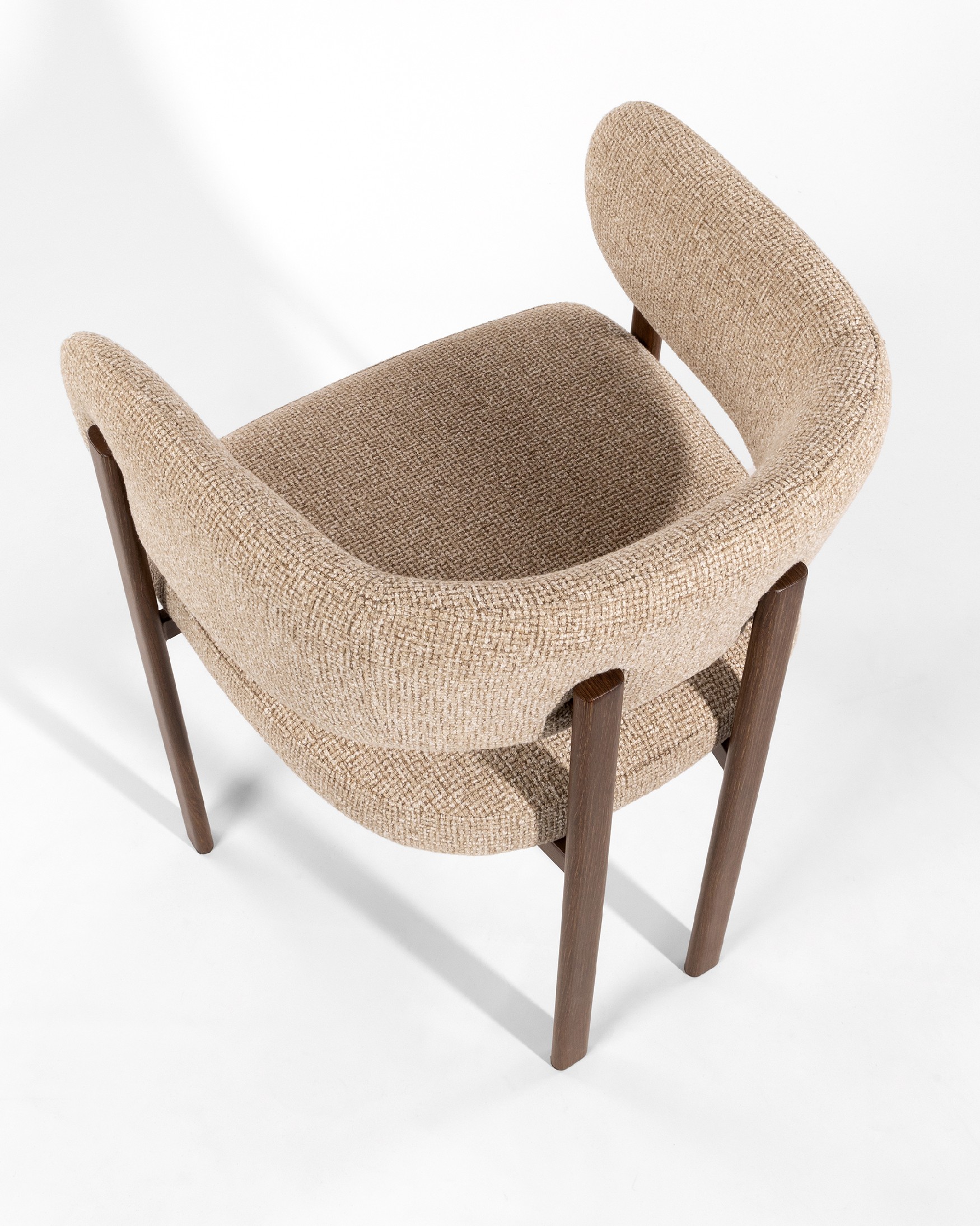 Chaise Kai avec dossier enveloppant, revêtement noisette et structure métallique avec finition bois