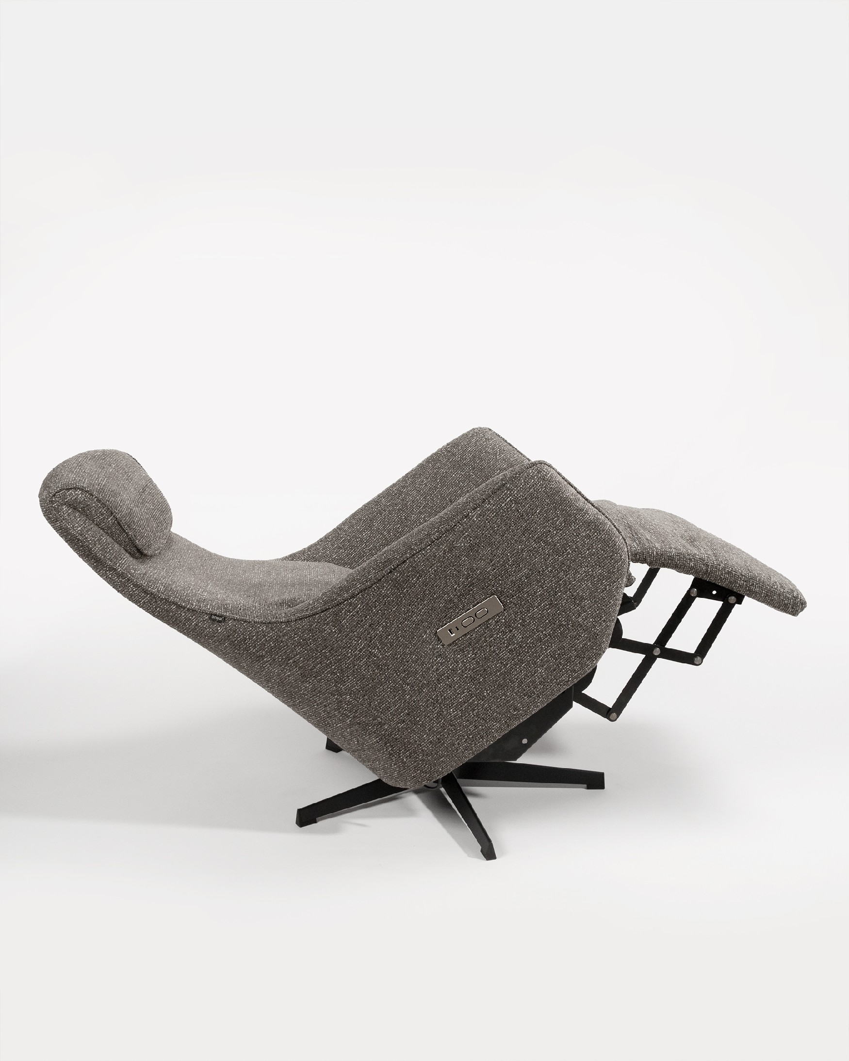 Fauteuil relax électrique pivotant Kiara avec tapisserie anthracite et pied en métal noir. Zéro gravité.