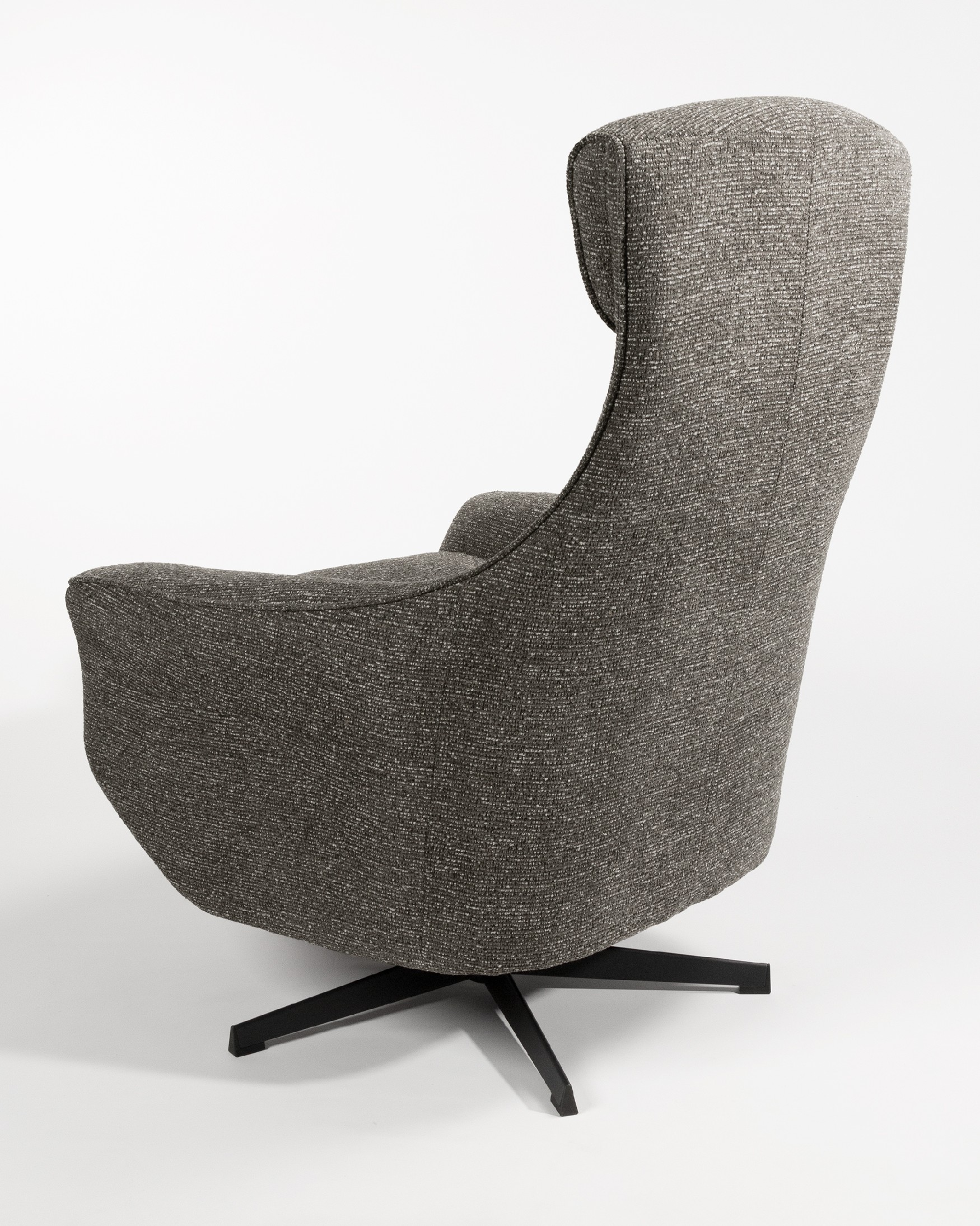 Fauteuil relax électrique pivotant Kiara avec tapisserie anthracite et pied en métal noir. Zéro gravité.