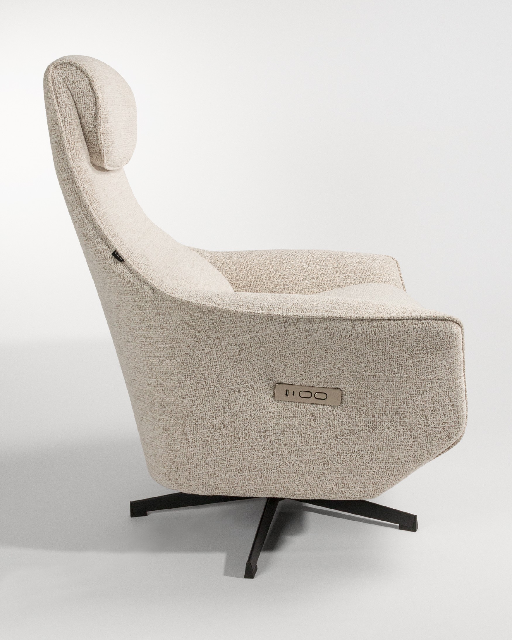 KAren electric swivel relax armchair with pearl upholstery and black metal base. Zero gravity.