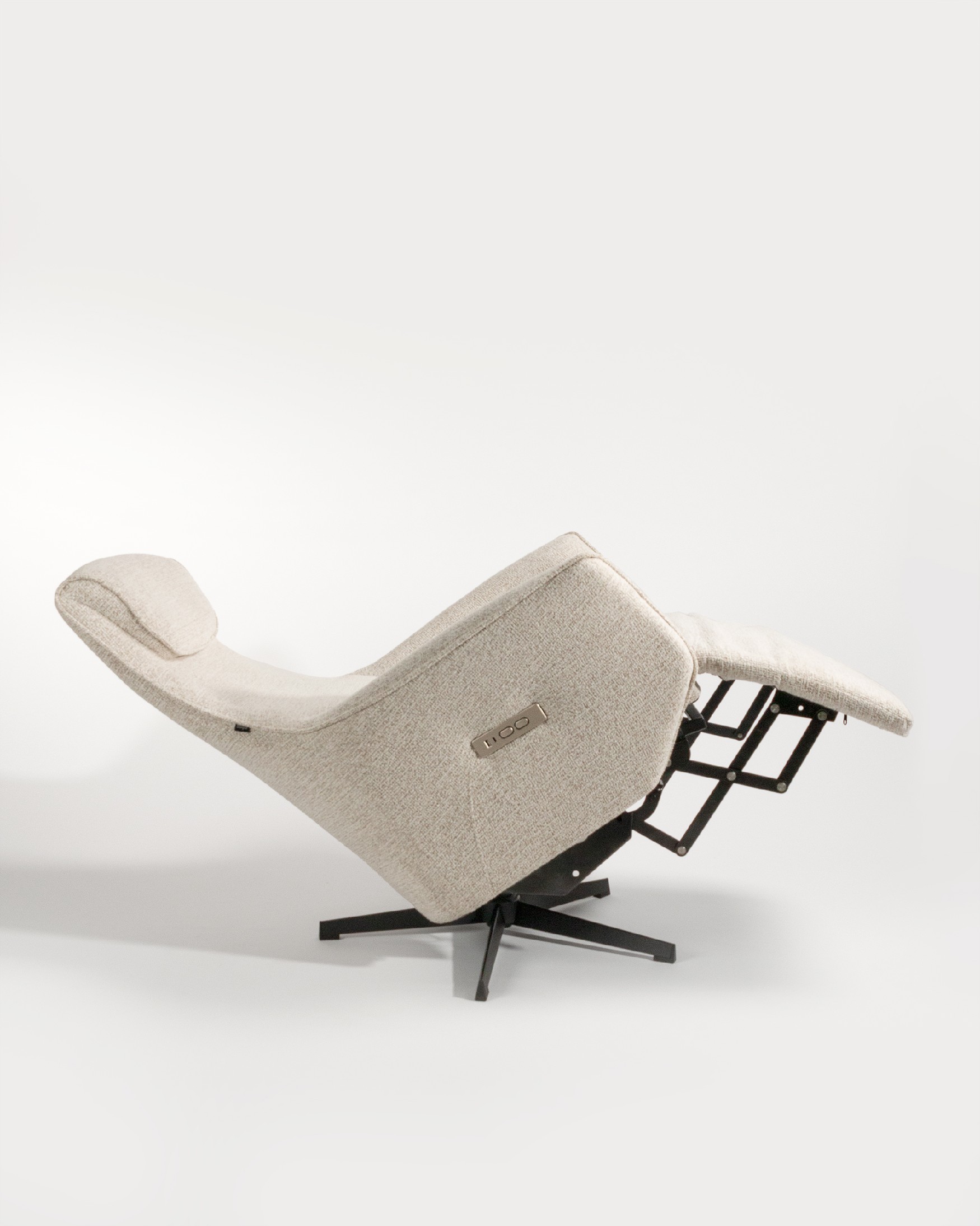 KAren electric swivel relax armchair with pearl upholstery and black metal base. Zero gravity.