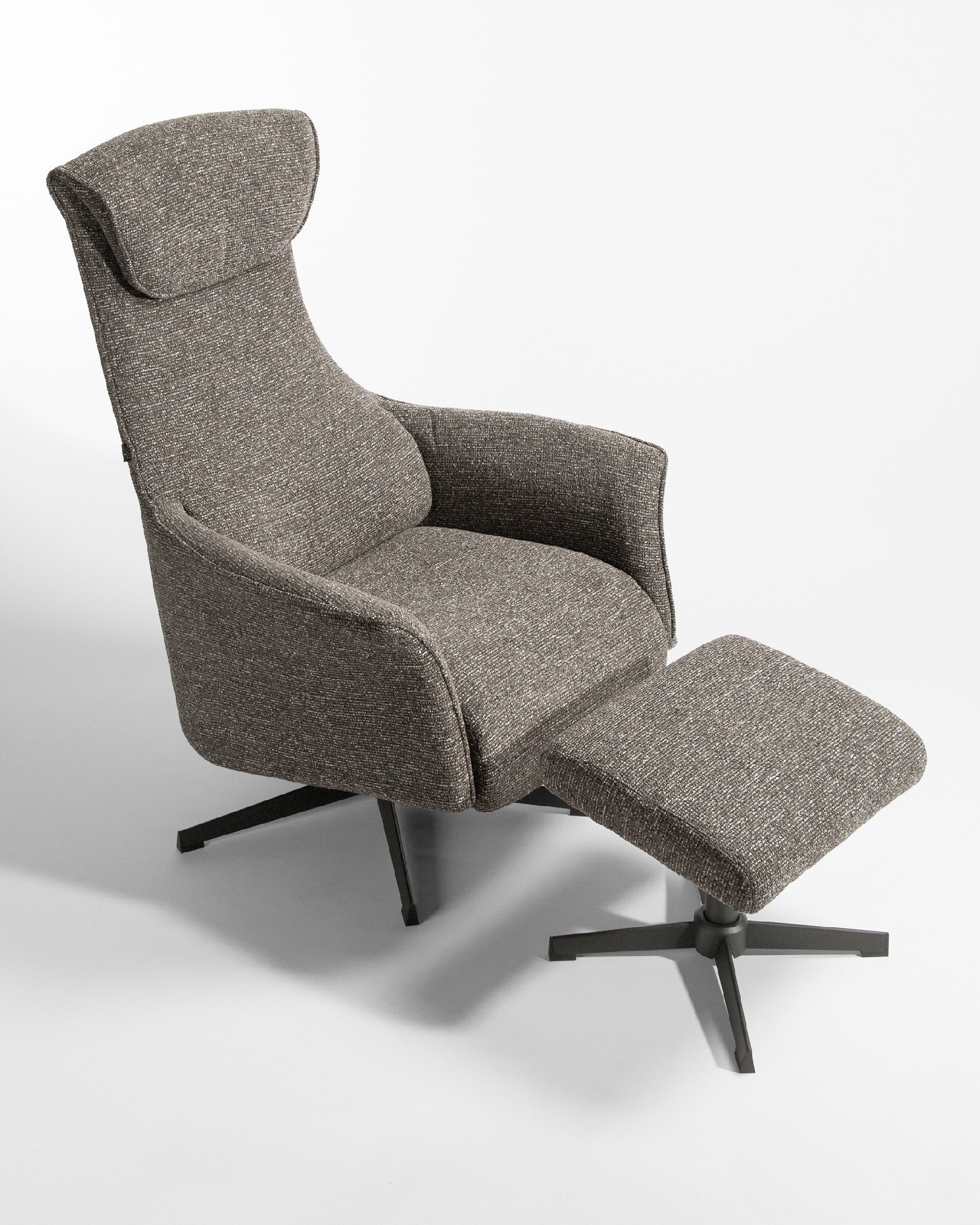 Kiara manual swivel recliner with anthracite upholstery and black metal leg. With ottoman.