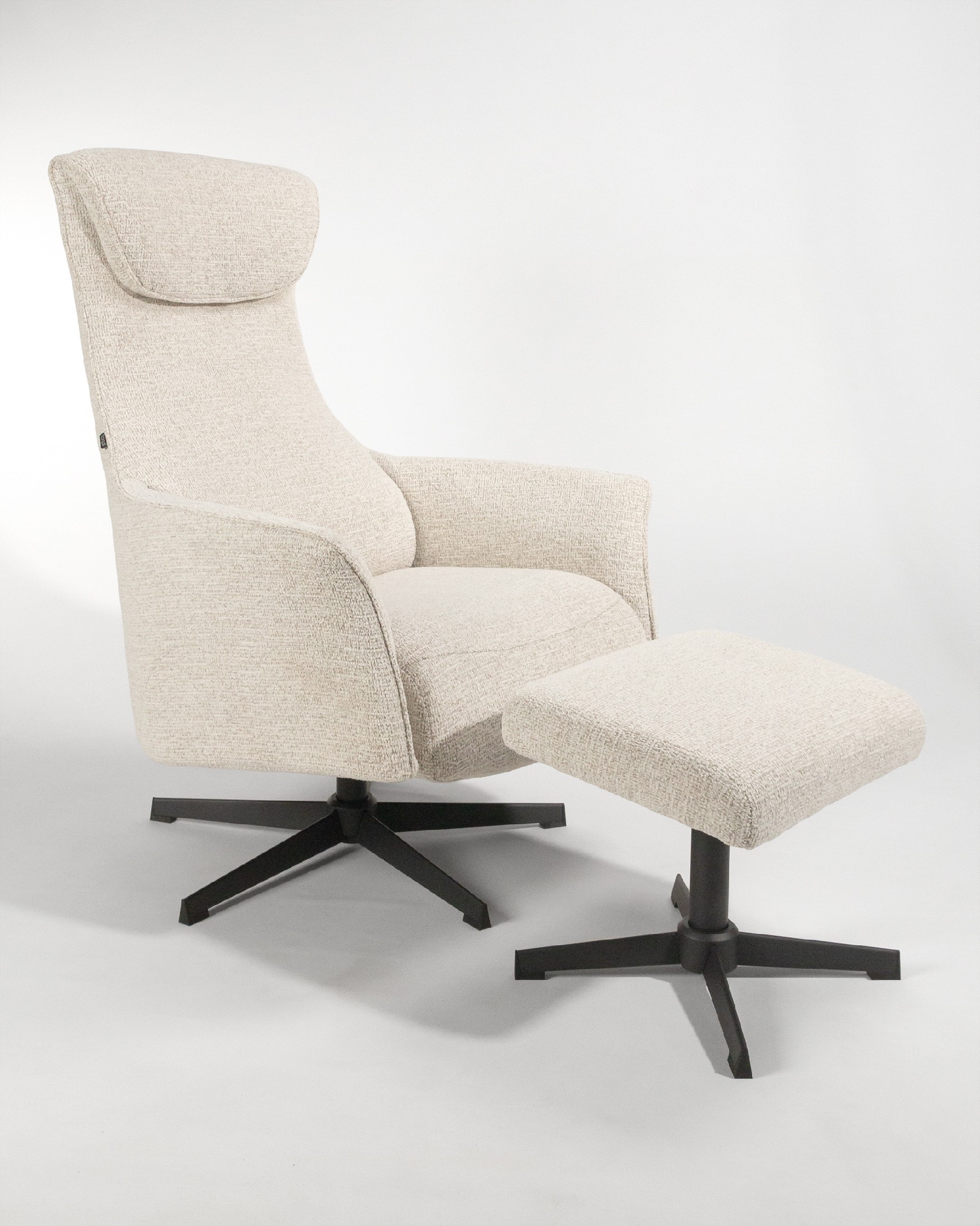 Butaca relax manual giratoria Kiara con tapizado nacar y pata de metal negra. Con ottoman.