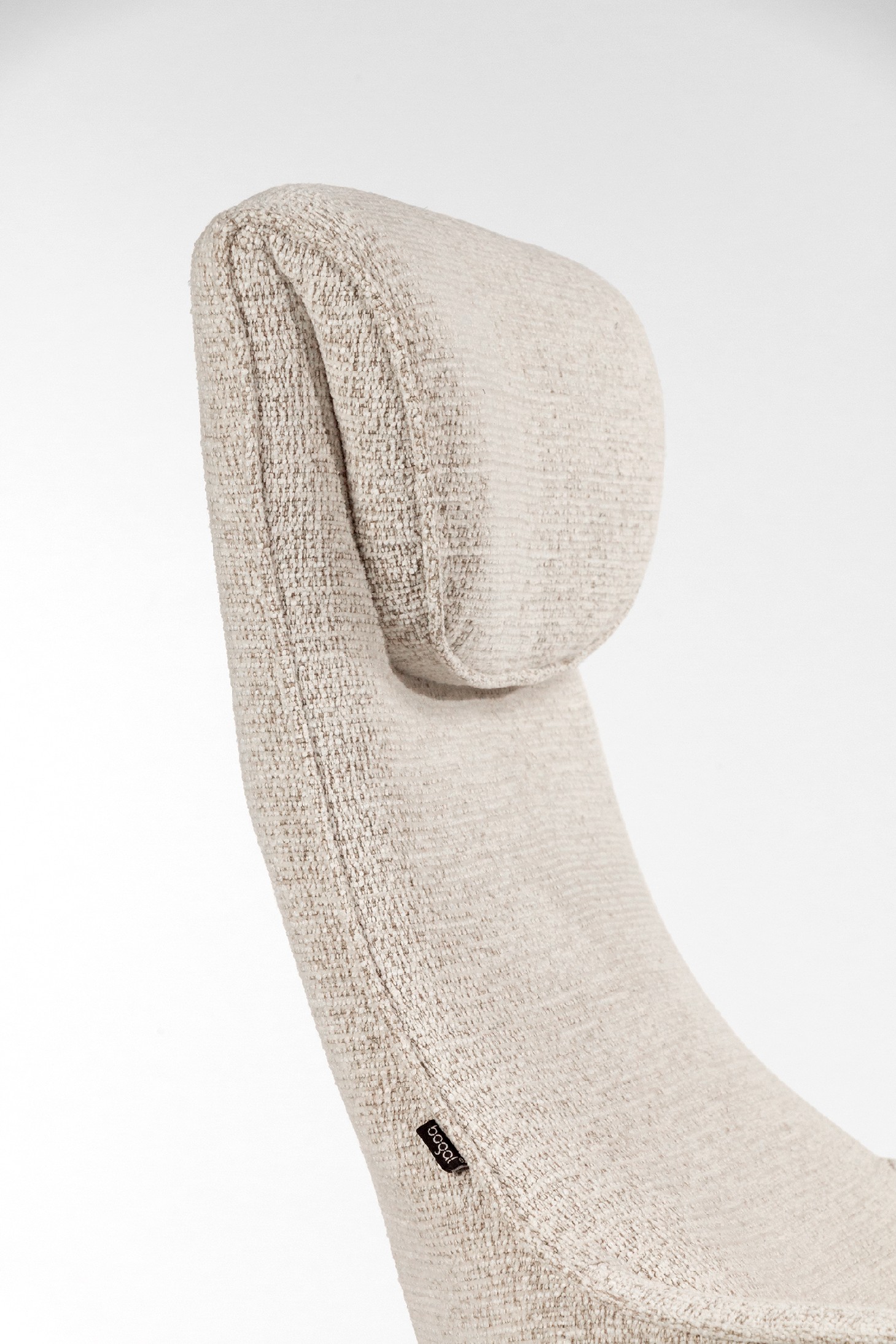 Butaca relax manual giratoria Kiara con tapizado nacar y pata de metal negra. Con ottoman.
