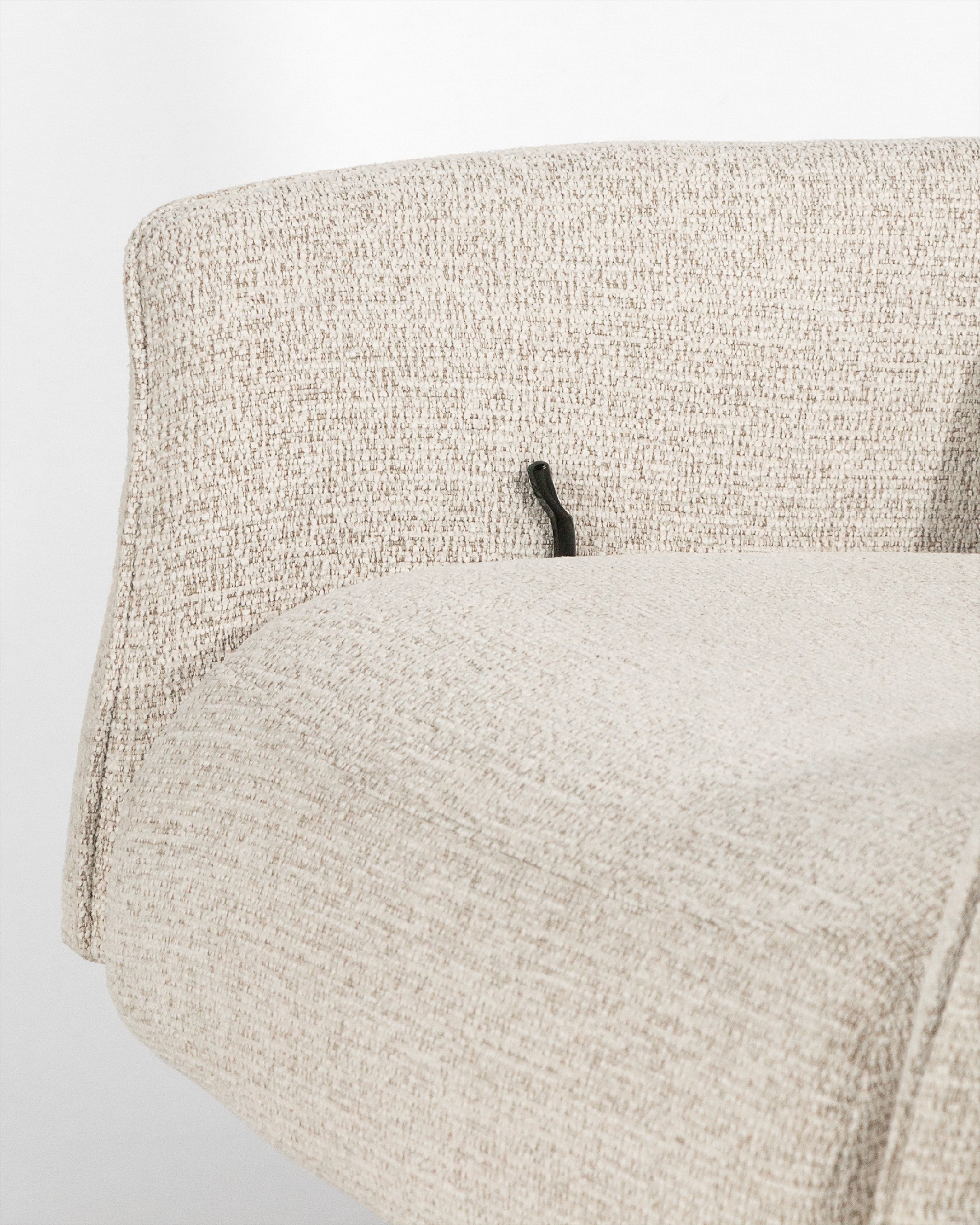 Butaca relax manual giratoria Kiara con tapizado nacar y pata de metal negra. Con ottoman.