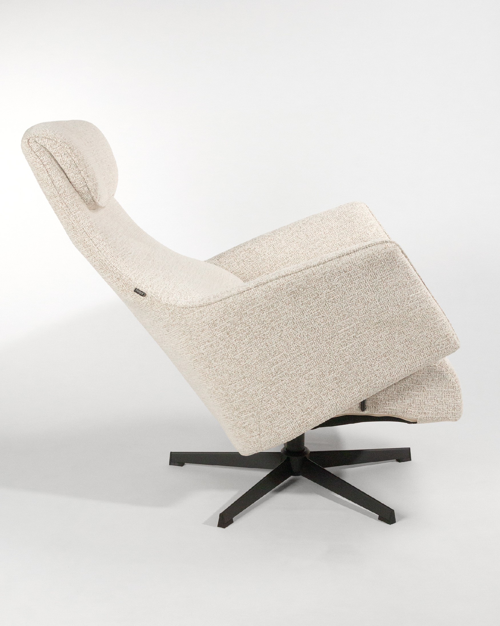 Butaca relax manual giratoria Kiara con tapizado nacar y pata de metal negra. Con ottoman.