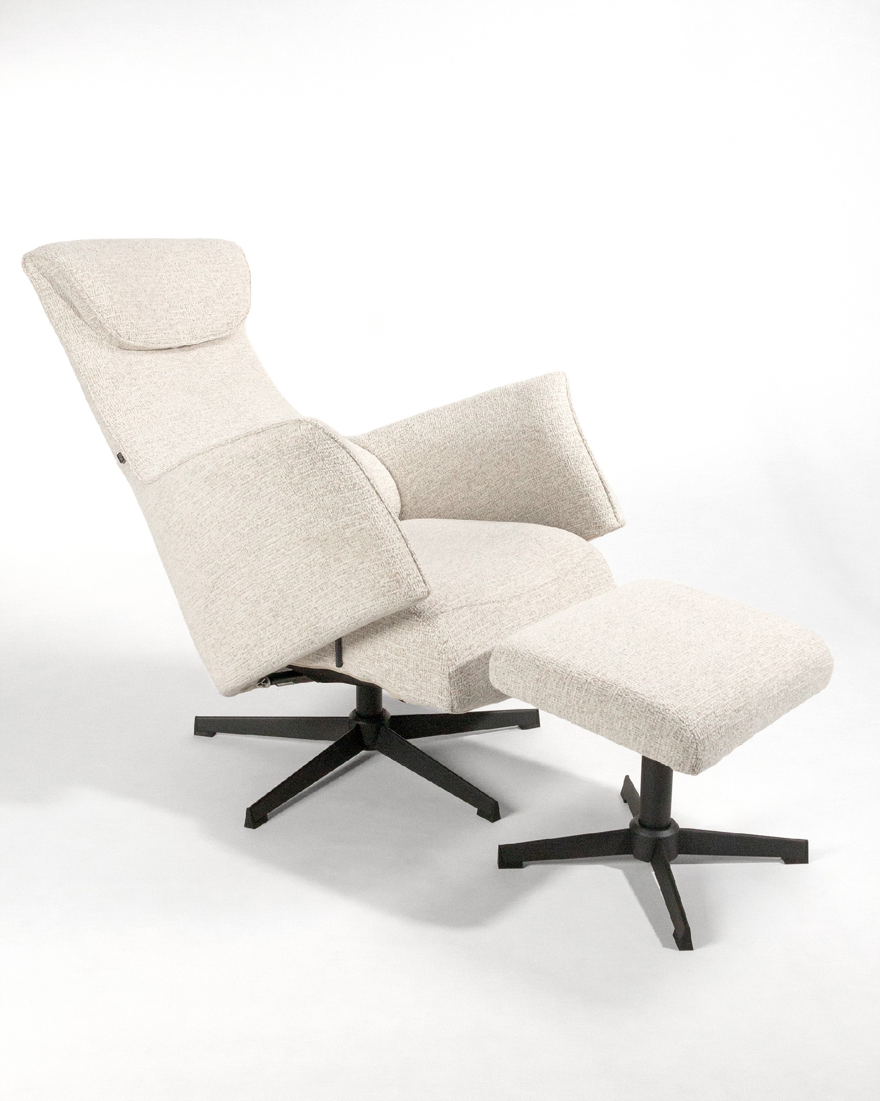 Butaca relax manual giratoria Kiara con tapizado nacar y pata de metal negra. Con ottoman.