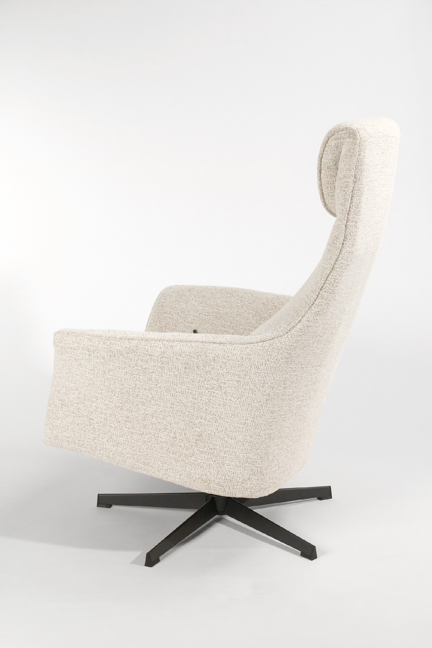 Butaca relax manual giratoria Kiara con tapizado nacar y pata de metal negra. Con ottoman.