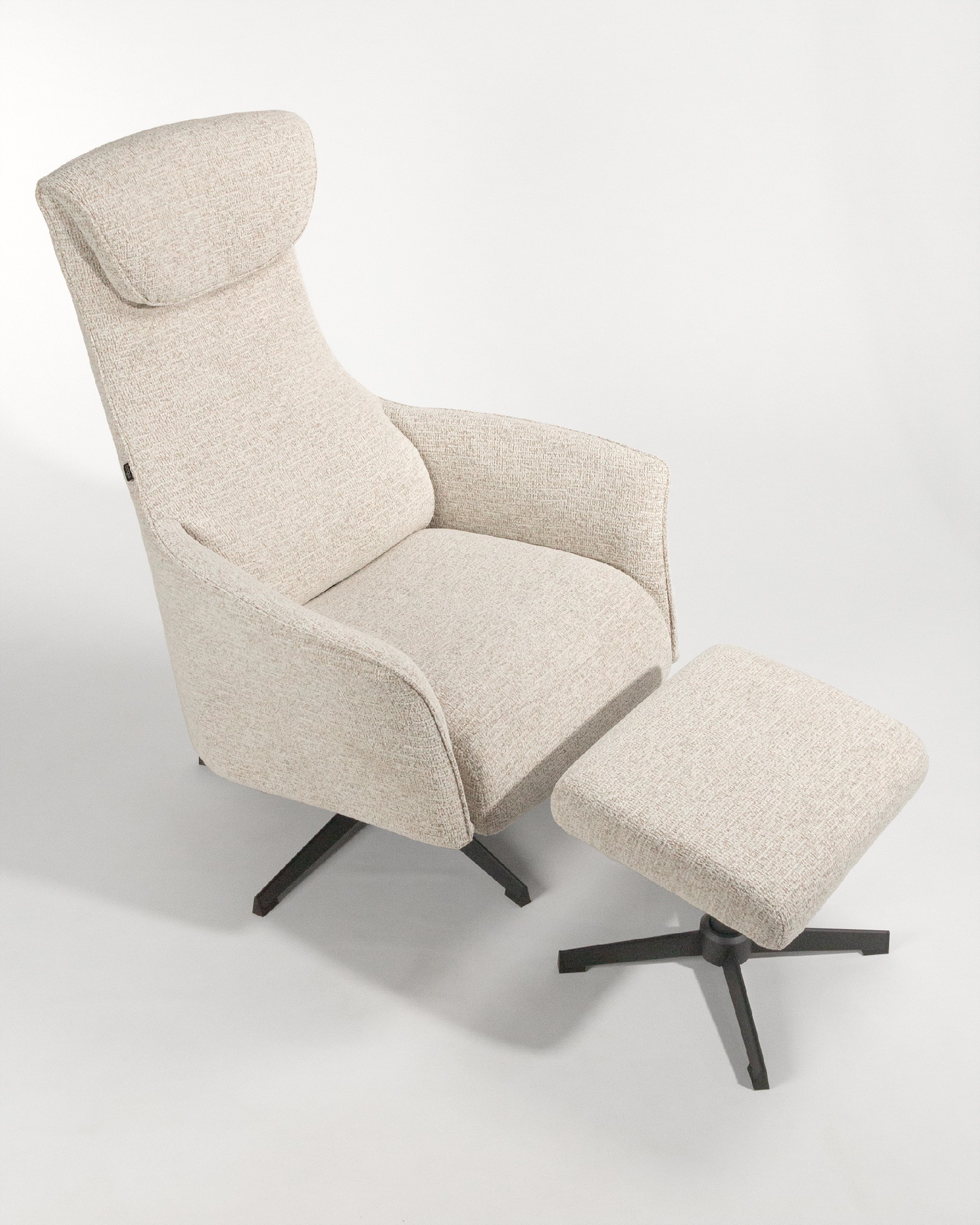Butaca relax manual giratoria Kiara con tapizado nacar y pata de metal negra. Con ottoman.