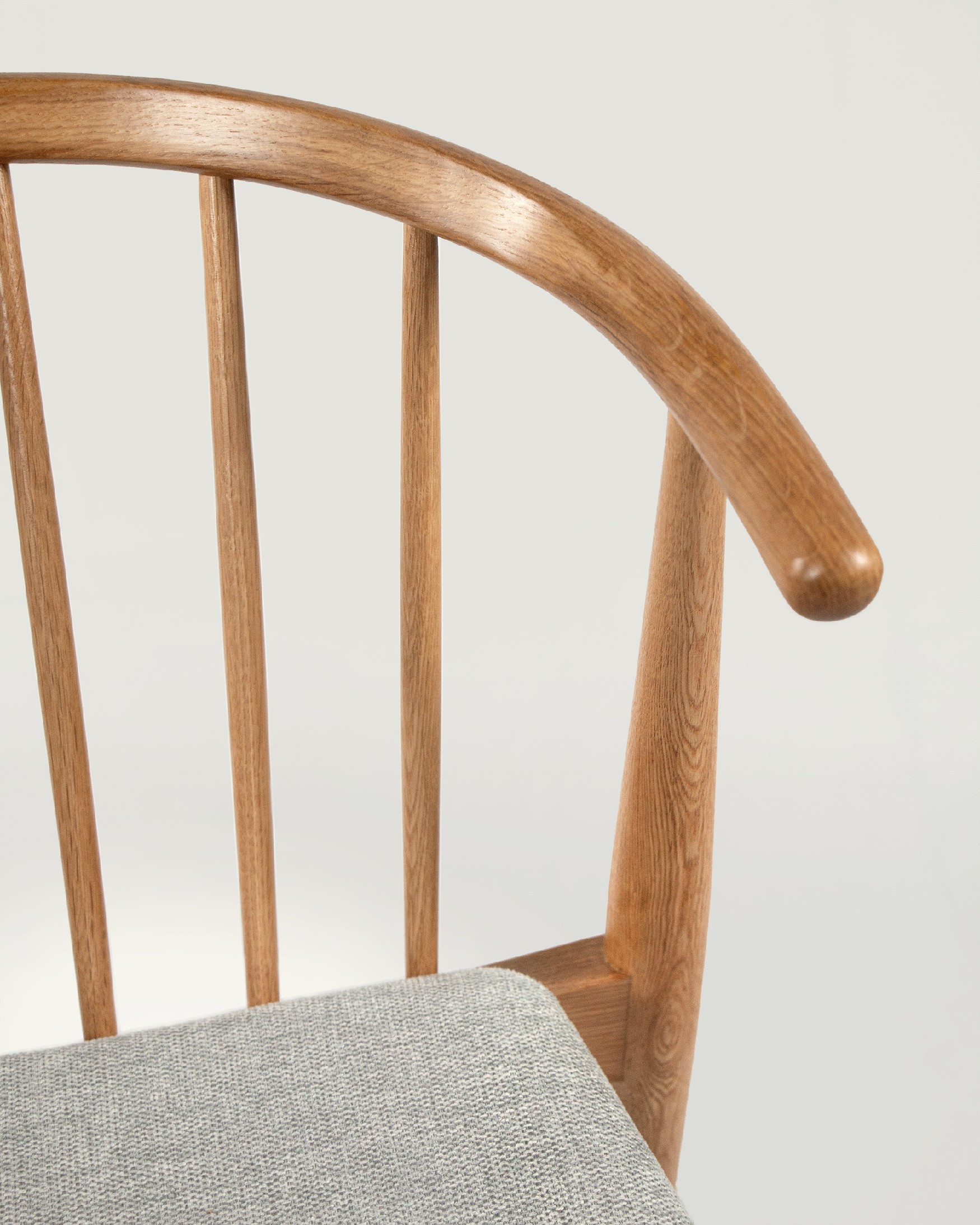Silla Kili con tapizado gris y estructura roble natural
