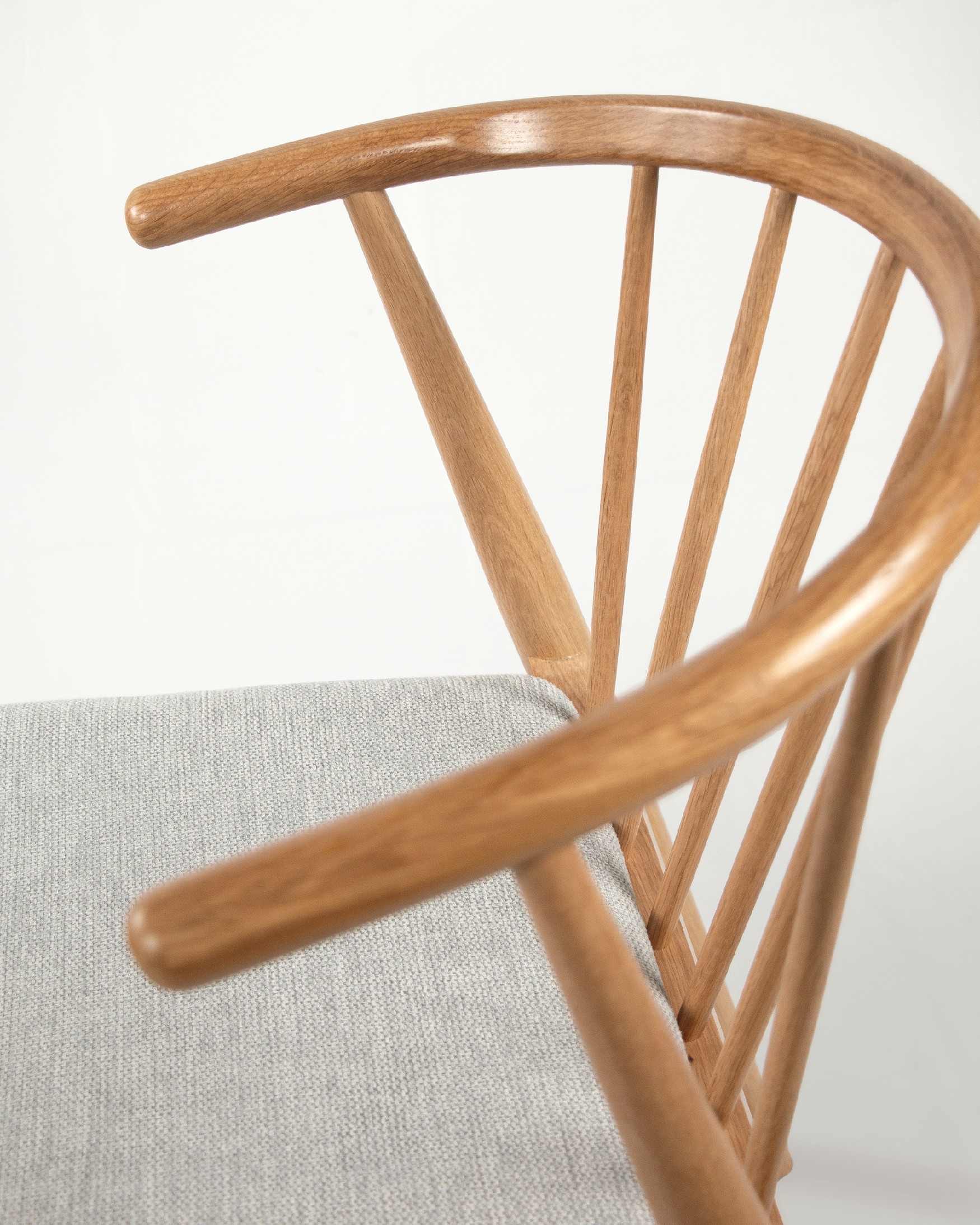 Silla Kili con tapizado gris y estructura roble natural