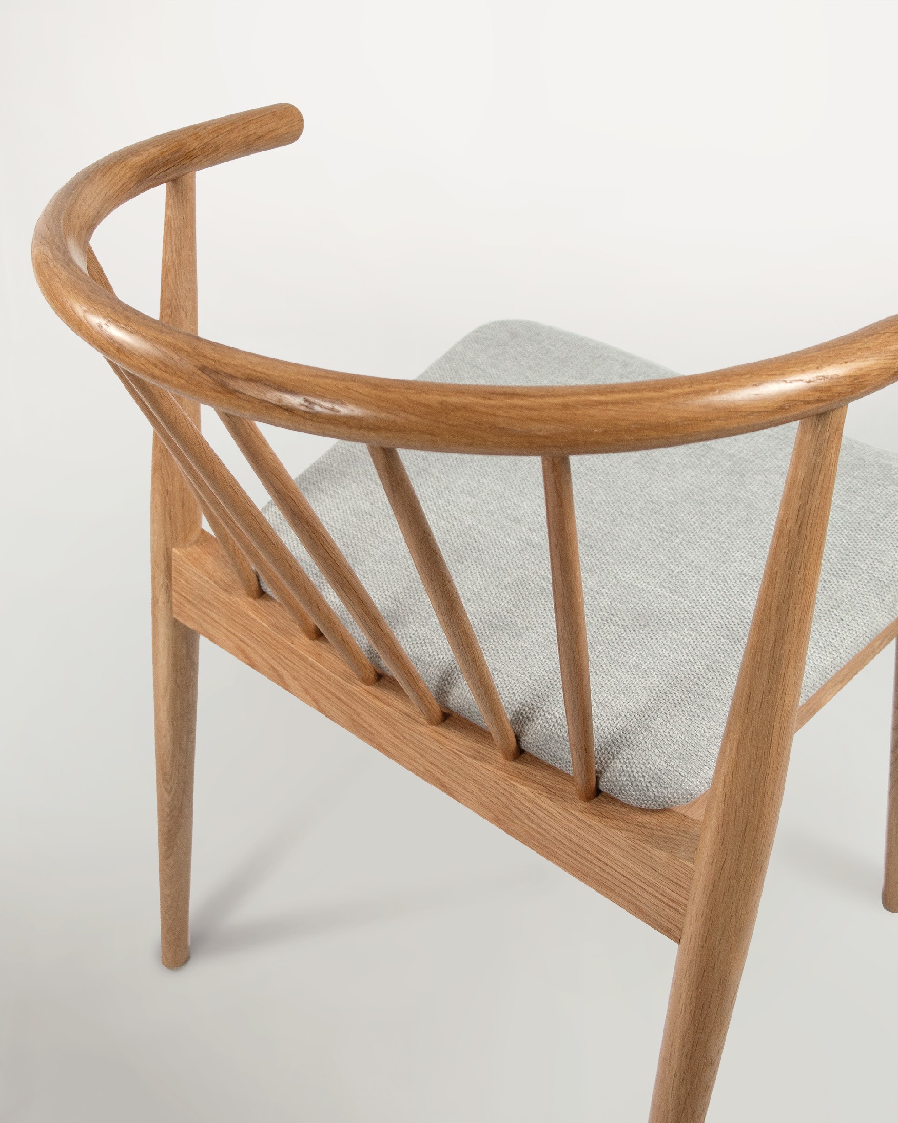 Silla Kili con tapizado gris y estructura roble natural