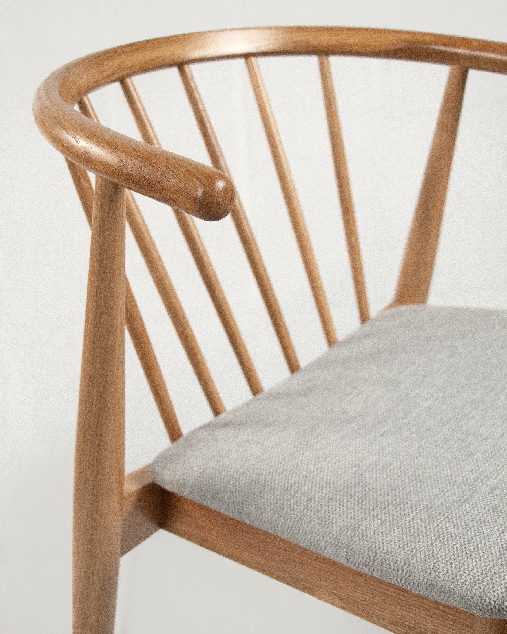 Silla Kili con tapizado gris y estructura roble natural
